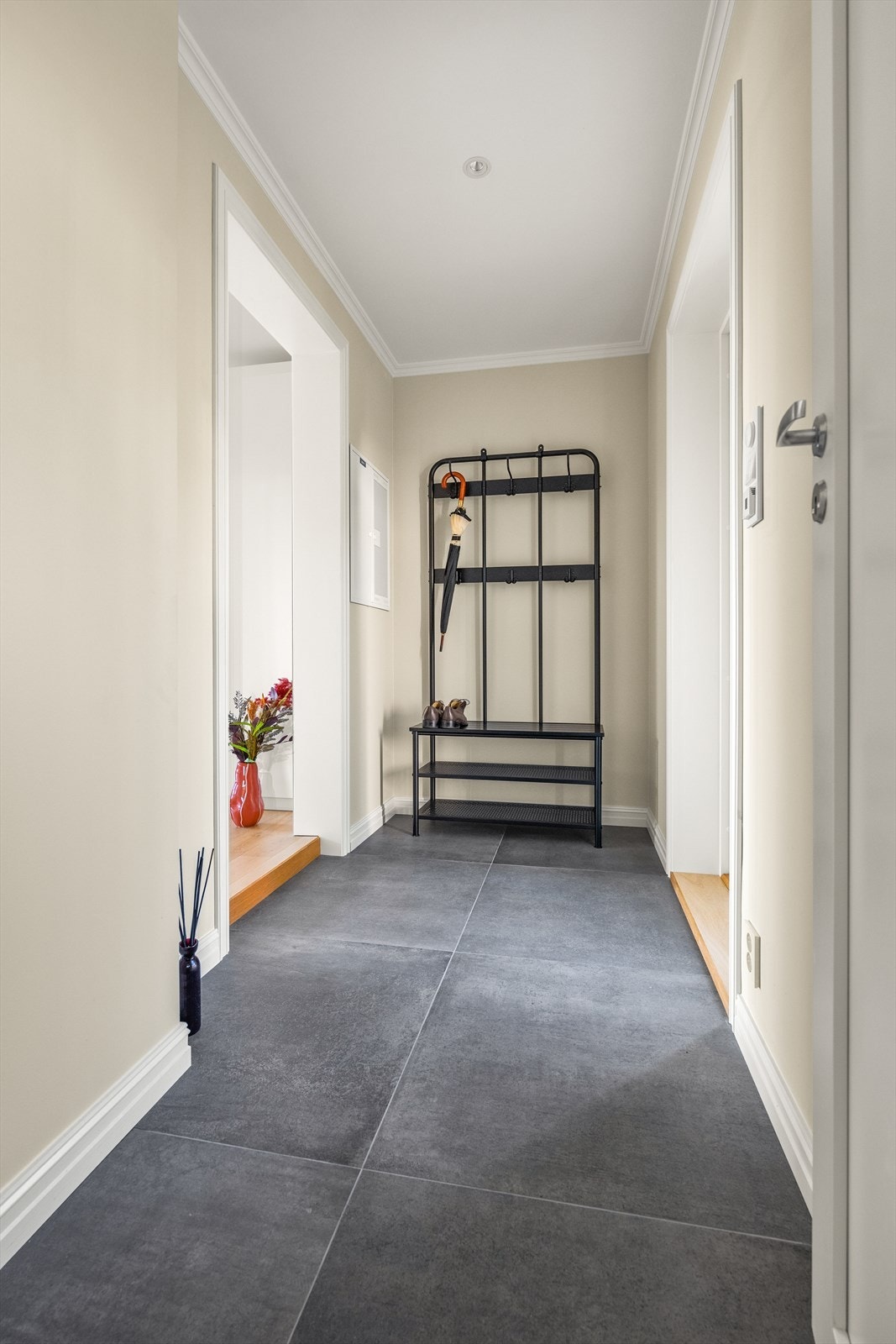 Flislagt entré med oppheng for yttertøy. Galleribilde