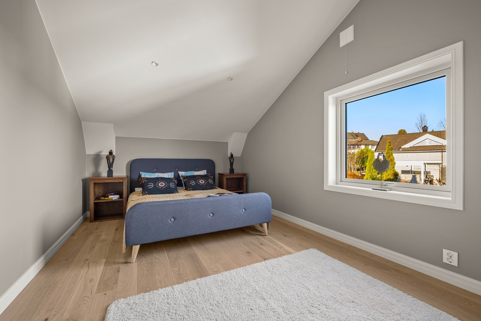 Pent innredet hovedsoverom som er delikat malt i en dus fargetone. Galleribilde