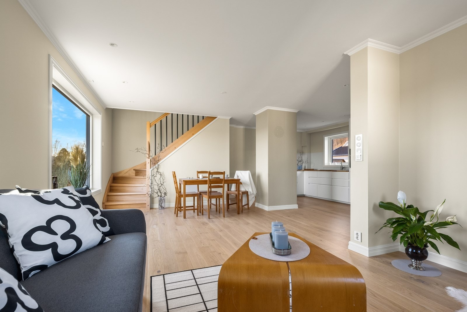 Boligen har en stilren utforming og moderne design som gir et svært godt totalinntrykk. Galleribilde