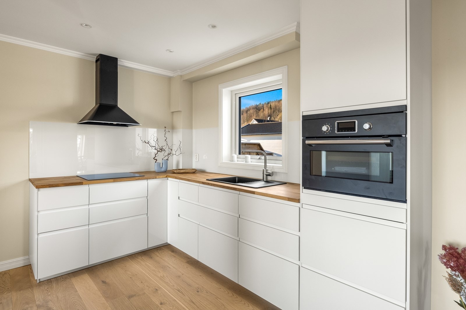 Kjøkkenet er utstyrt med integrerte hvitevarer, oppvaskmaskin, stekeovn i høyskap og induksjonstopp. Avsatt plass til kjøleskap eller kombiskap. Galleribilde