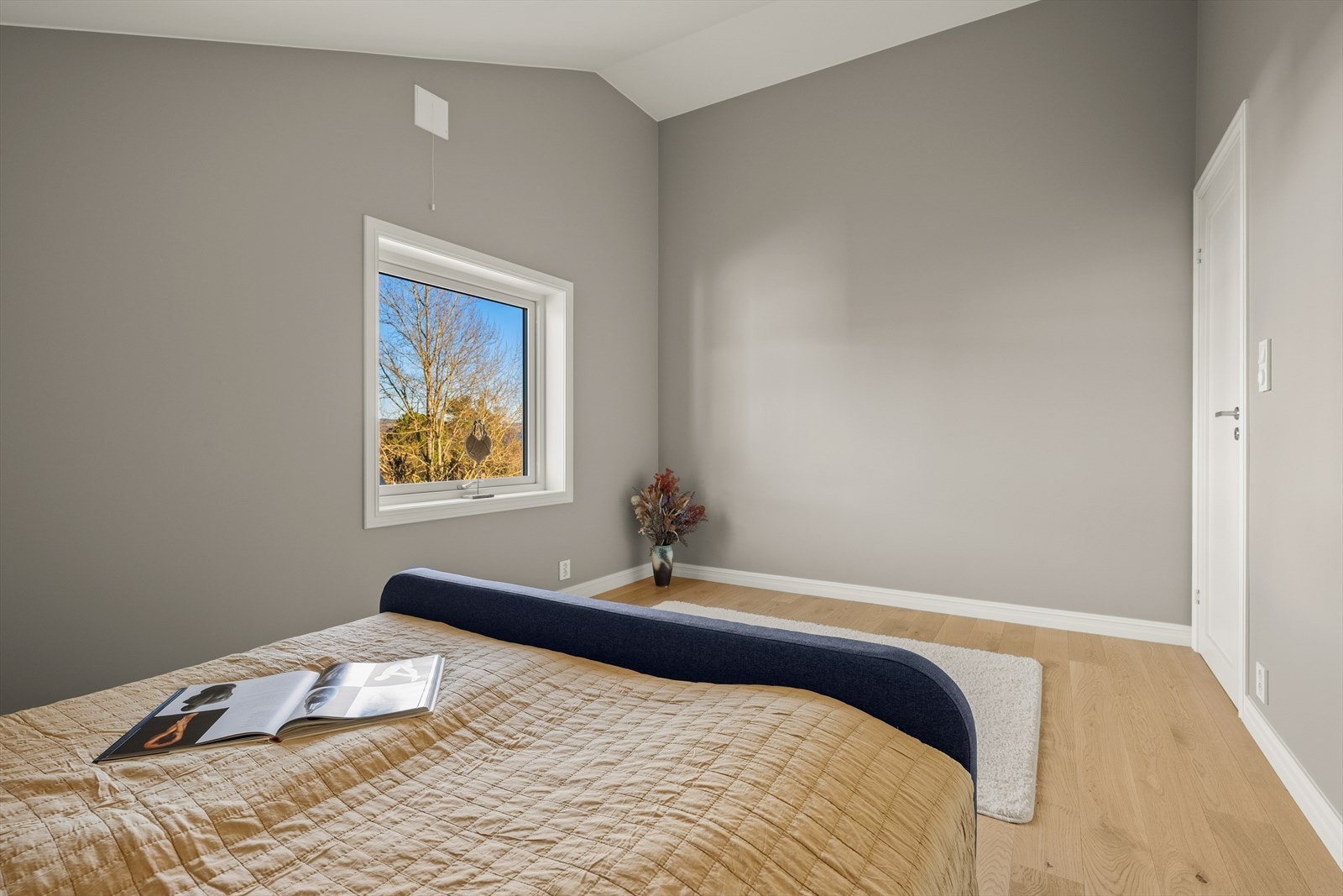 Rommet har god plass til dobbeltseng og garderobeløsning. Galleribilde