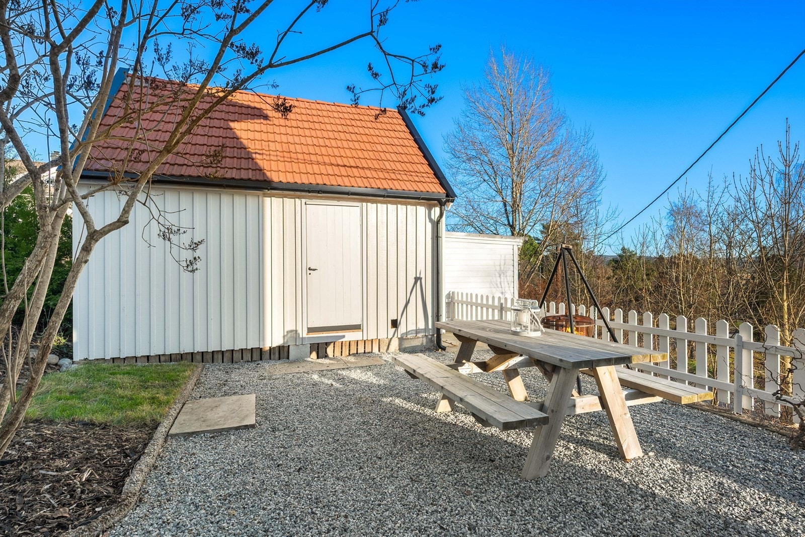 Boden ligger i tomtegrensen med hver sin halvpart (deles med nabo i nr. 14) Innvendig er den adskilt med vegg, Galleribilde