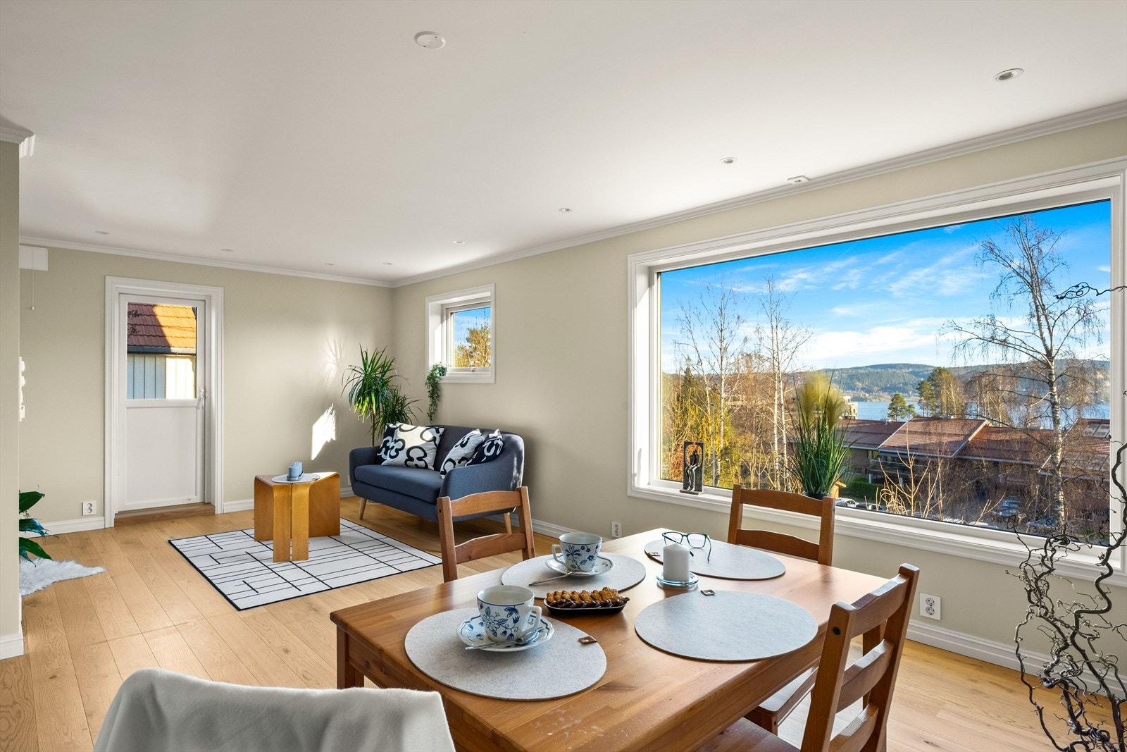 Boligen har en åpen stue/kjøkken løsning, som bidrar til at rommet oppleves som et sosialt allrom. Galleribilde