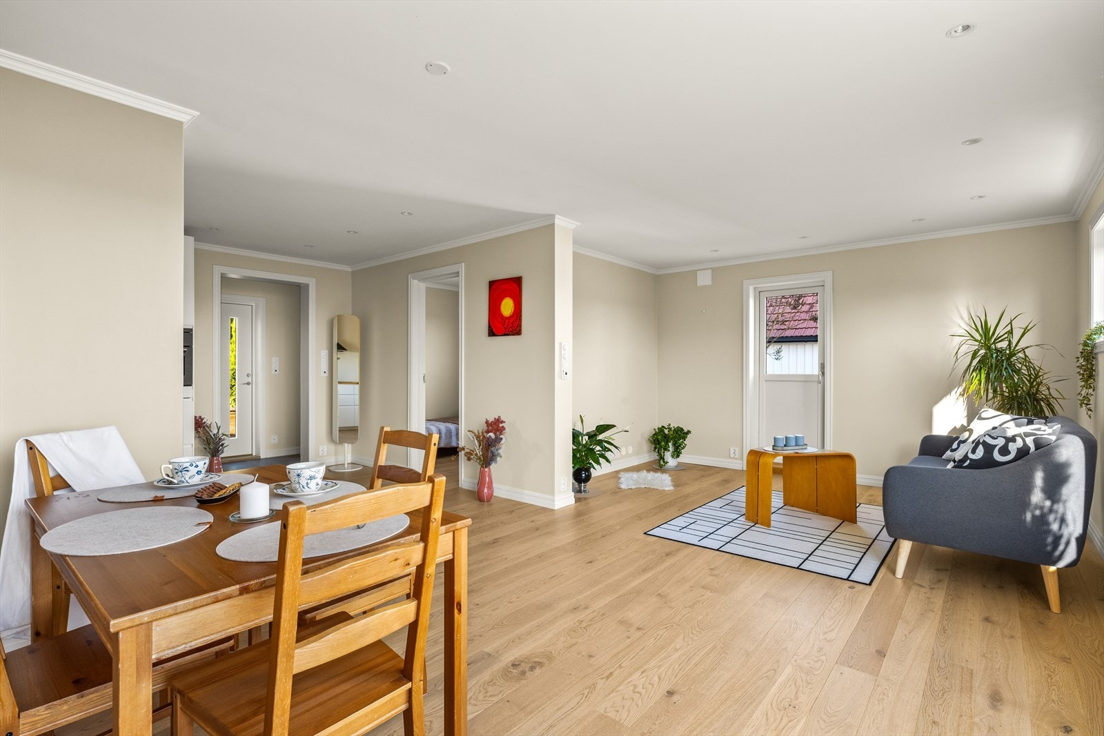 Boligens overflater er av nyere dato og fremstår som i svært god generell tilstand, med få eller ingen mangler og generelt godt og løpende vedlikeholdt. Galleribilde