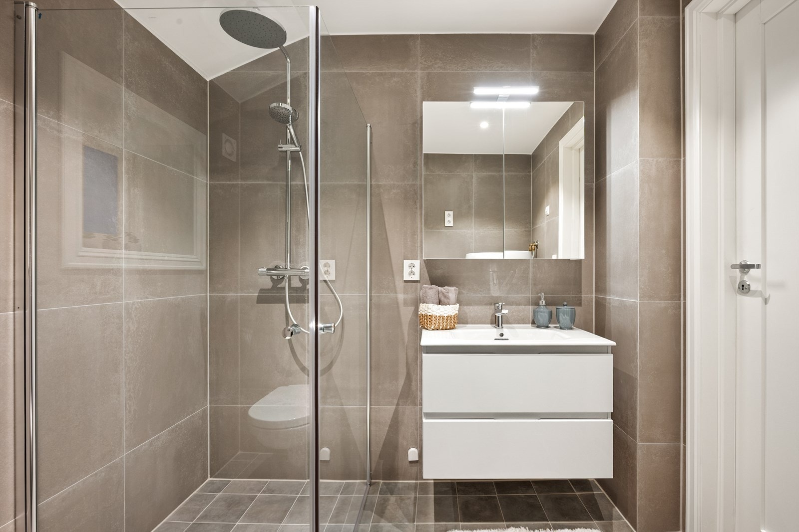 Lekkert flislagt baderom også i 2. etasjen Galleribilde