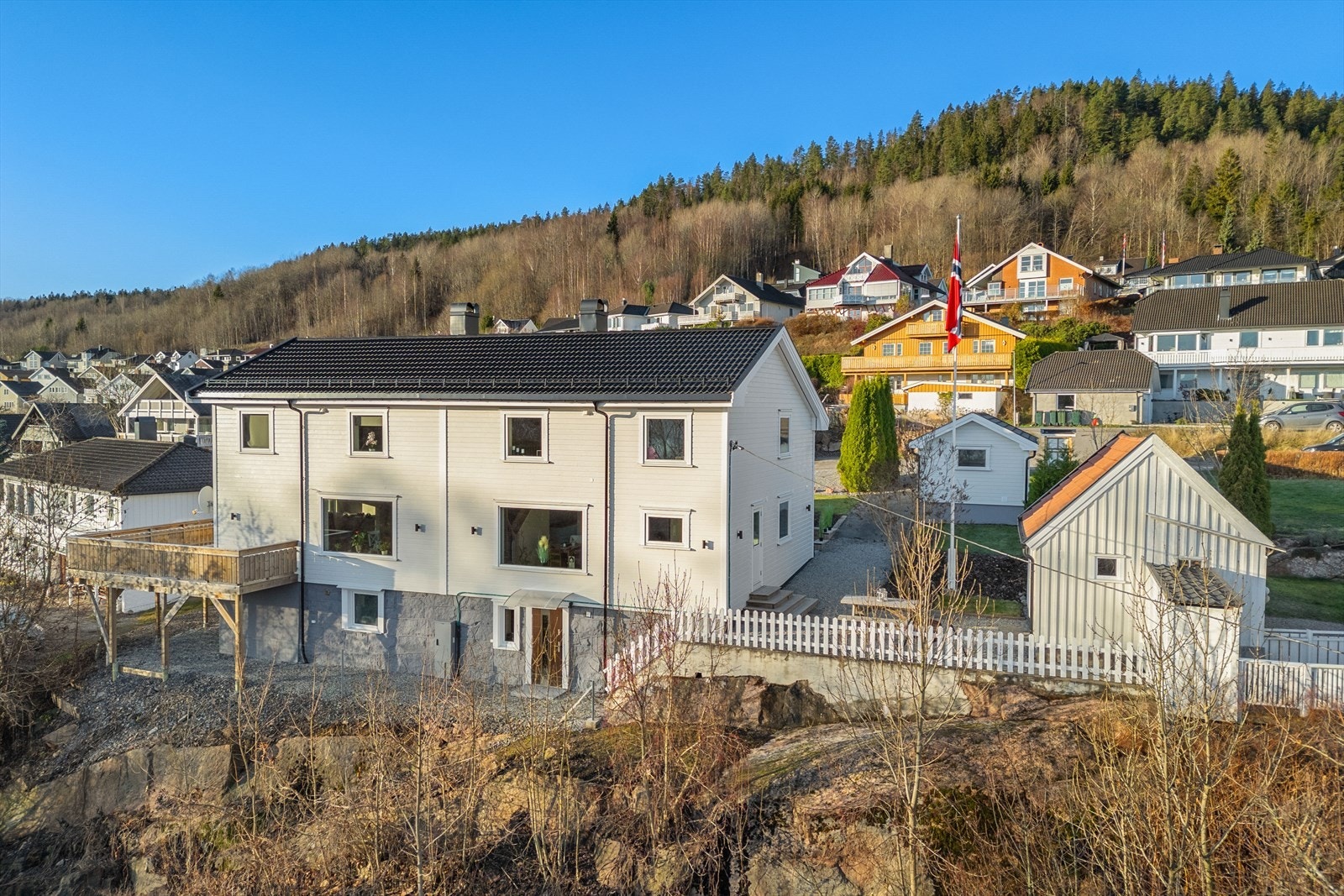 Boligen strekker seg over 3 plan og har vært omfattende renovert i perioden 2022-2025 Galleribilde