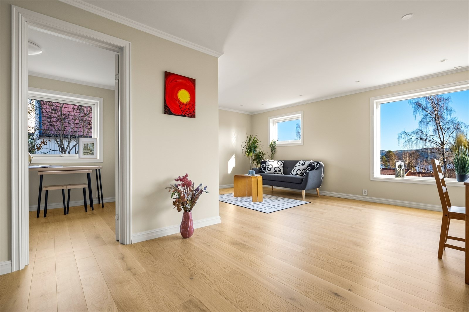 Innbydende stue i 1.etasje med 1-stavs parkett på gulv og slette vegger malt i en dus og delikat fargetone. Galleribilde