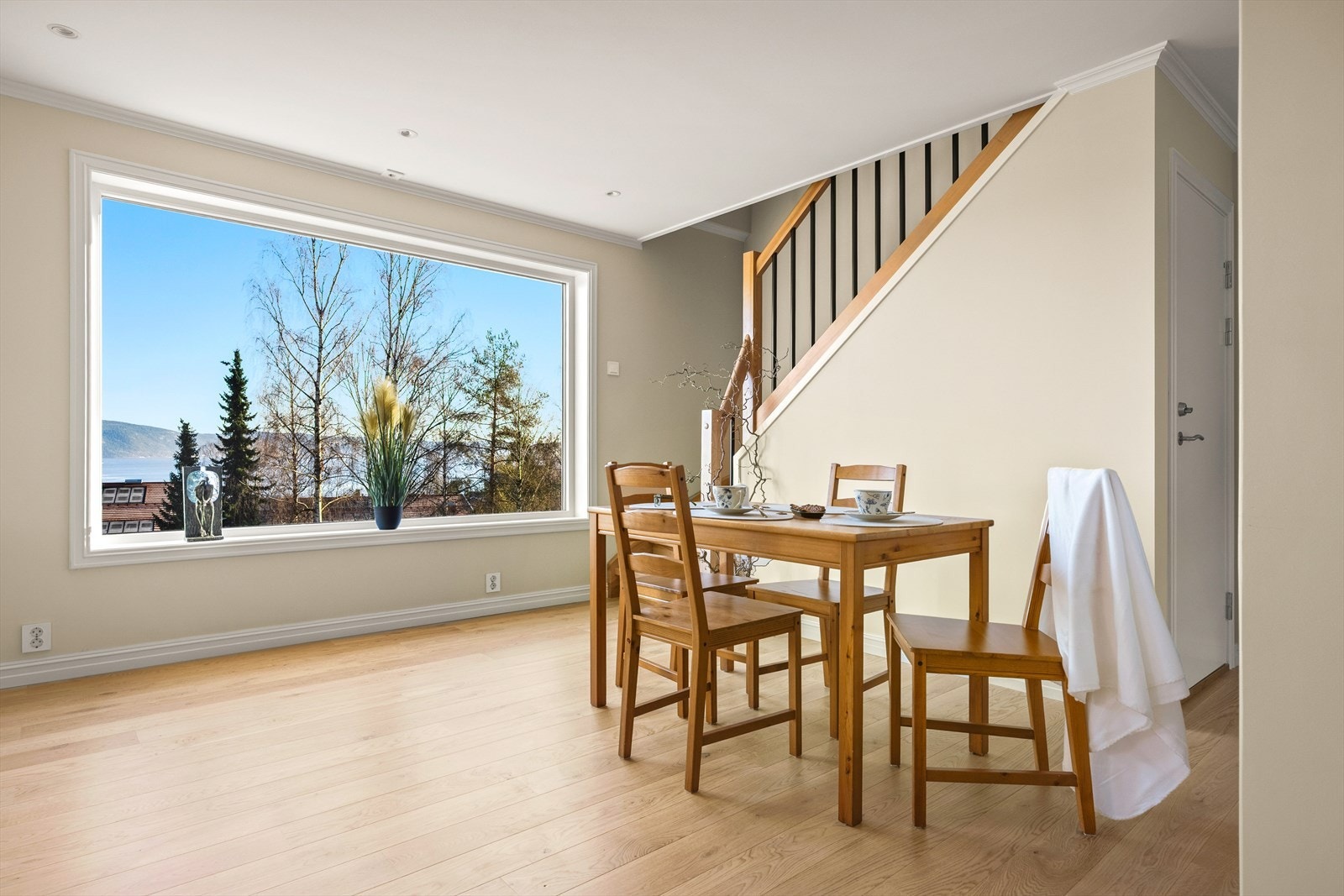 De store vinduene slipper godt inn med naturlig daglys Galleribilde