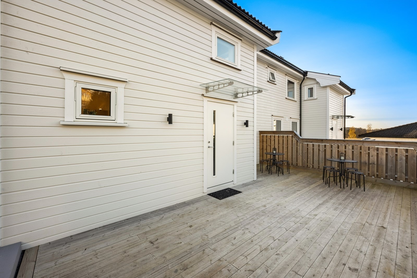 Stor og solrik markterrasse på fremsiden av boligen Galleribilde
