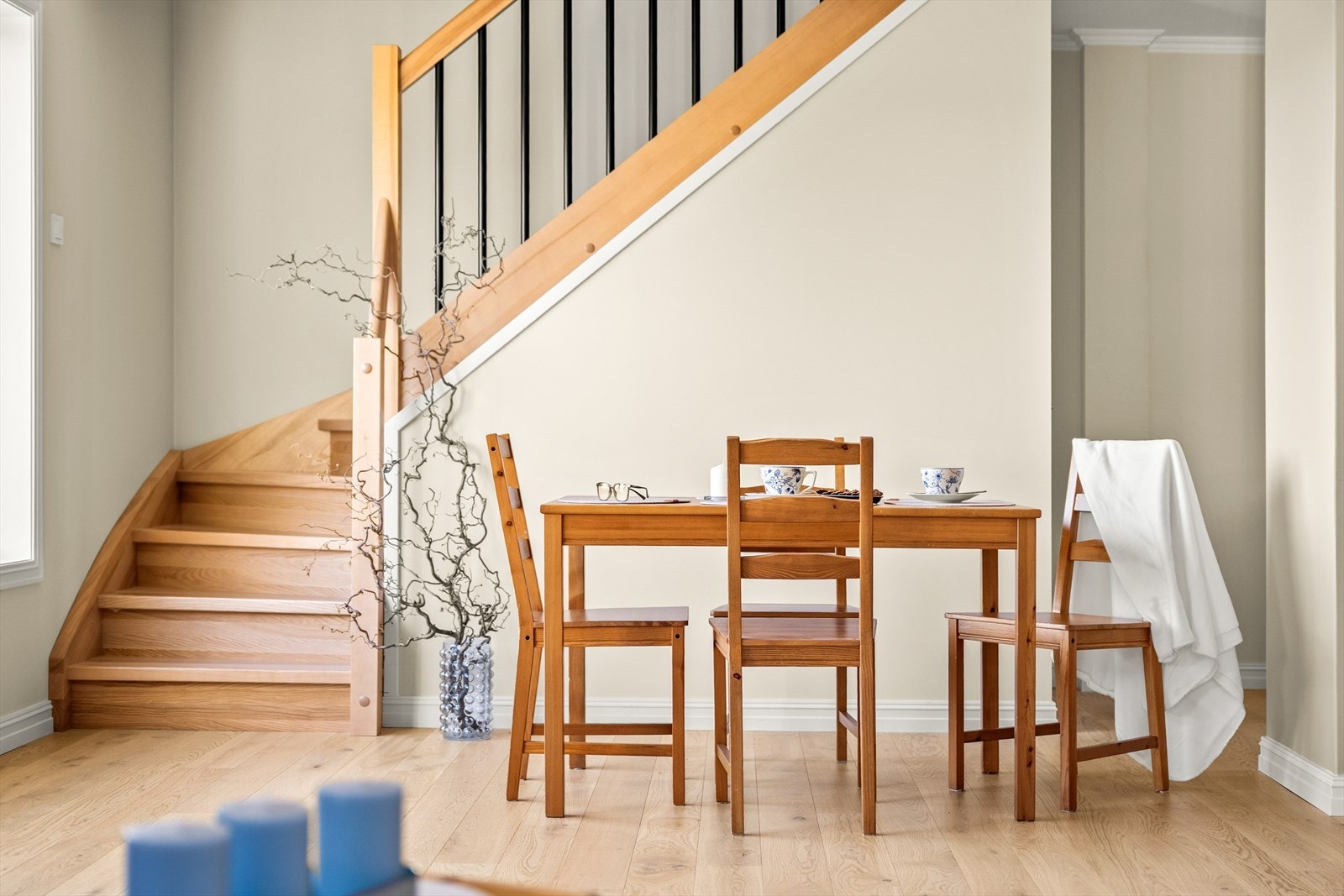 Hyggelig spiseplass mellom stue og kjøkken Galleribilde