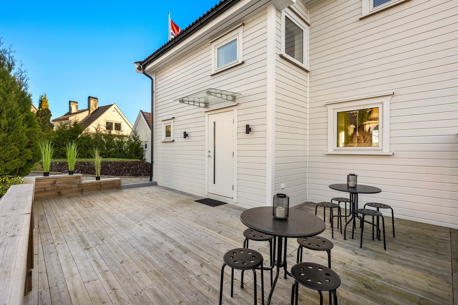 Stor, solfylt terrasseplatting ved inngangspartiet Galleribilde