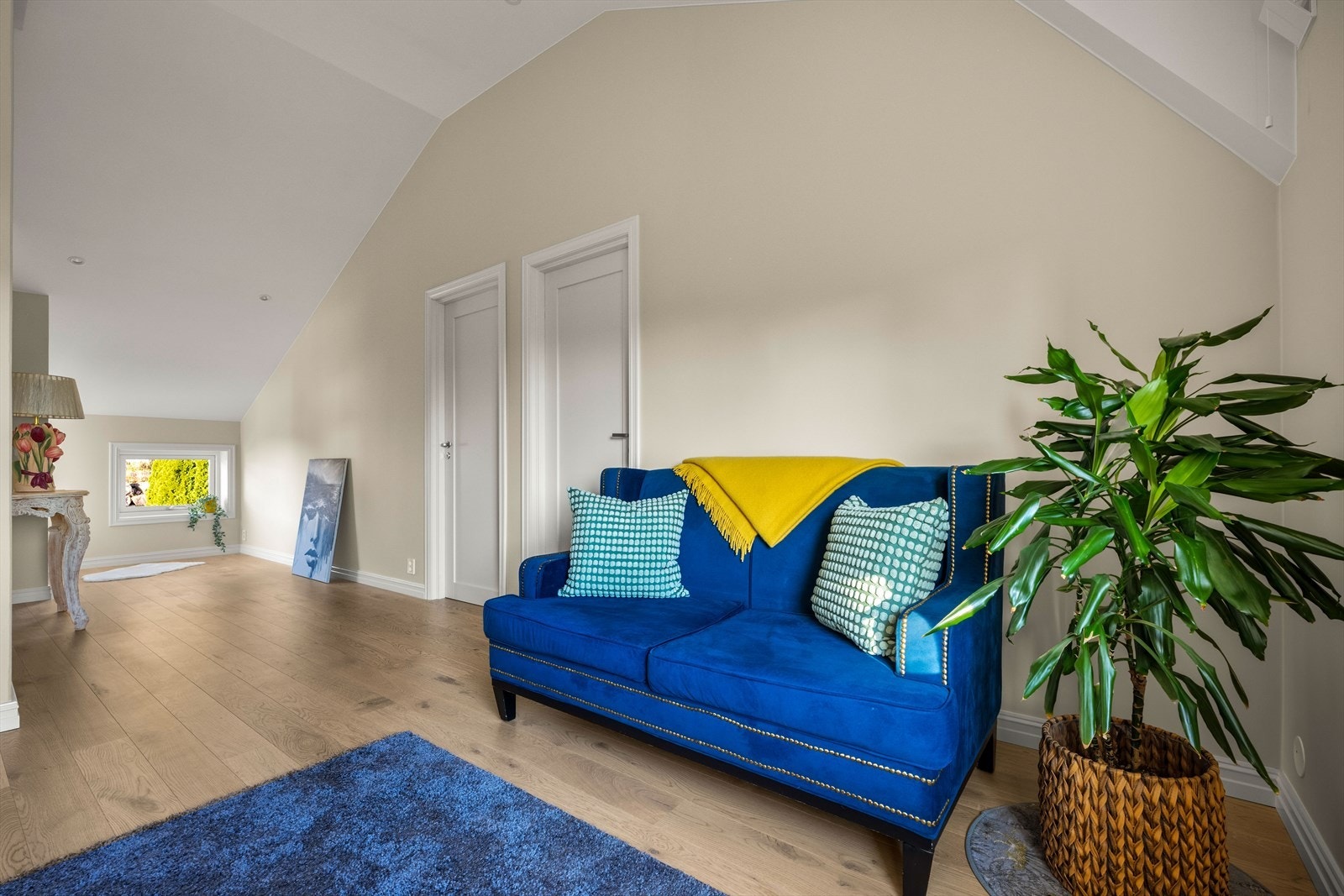 Her er det god plass til både avslapning og sosiale aktiviteter. Den store takhøyden gjør etasjen luftig og romslig Galleribilde