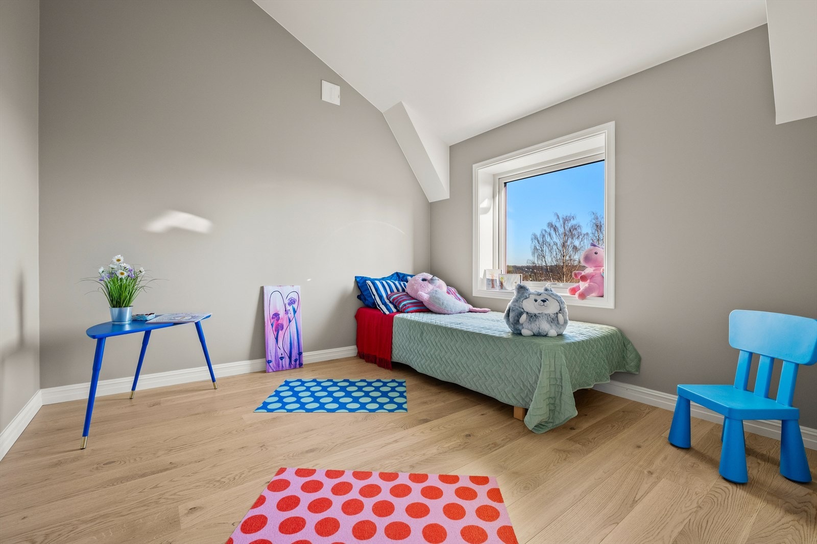 De andre soverommene er malt i et moderne fargepallett som gir rommet en behagelig stemning og har god plass til seng og garderobeløsning. Galleribilde