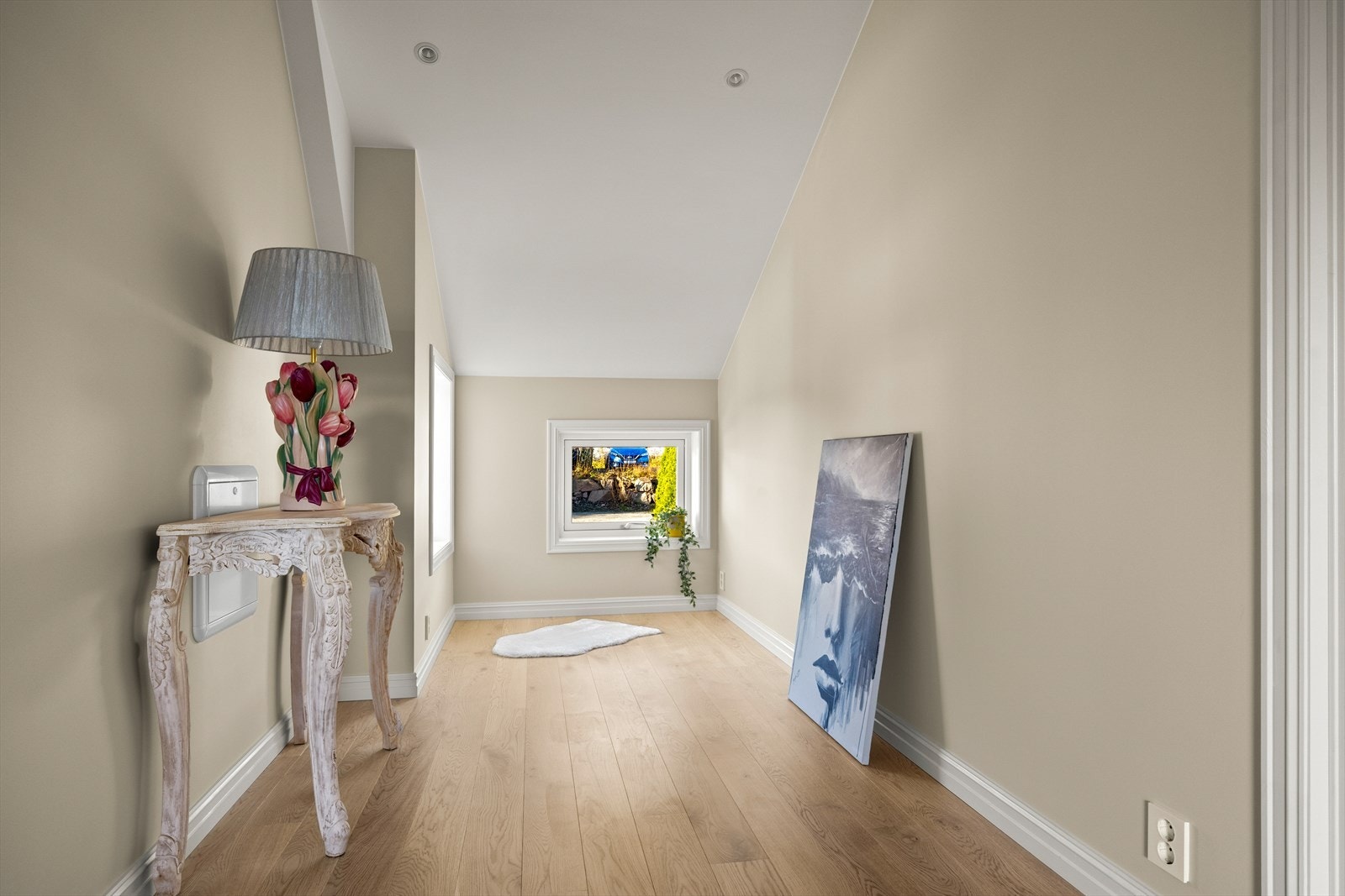 Praktisk nisje som kan utnyttes til mye forskjellig - hobbyavdeling, hjemmekontor, gjesterom m.v. Galleribilde