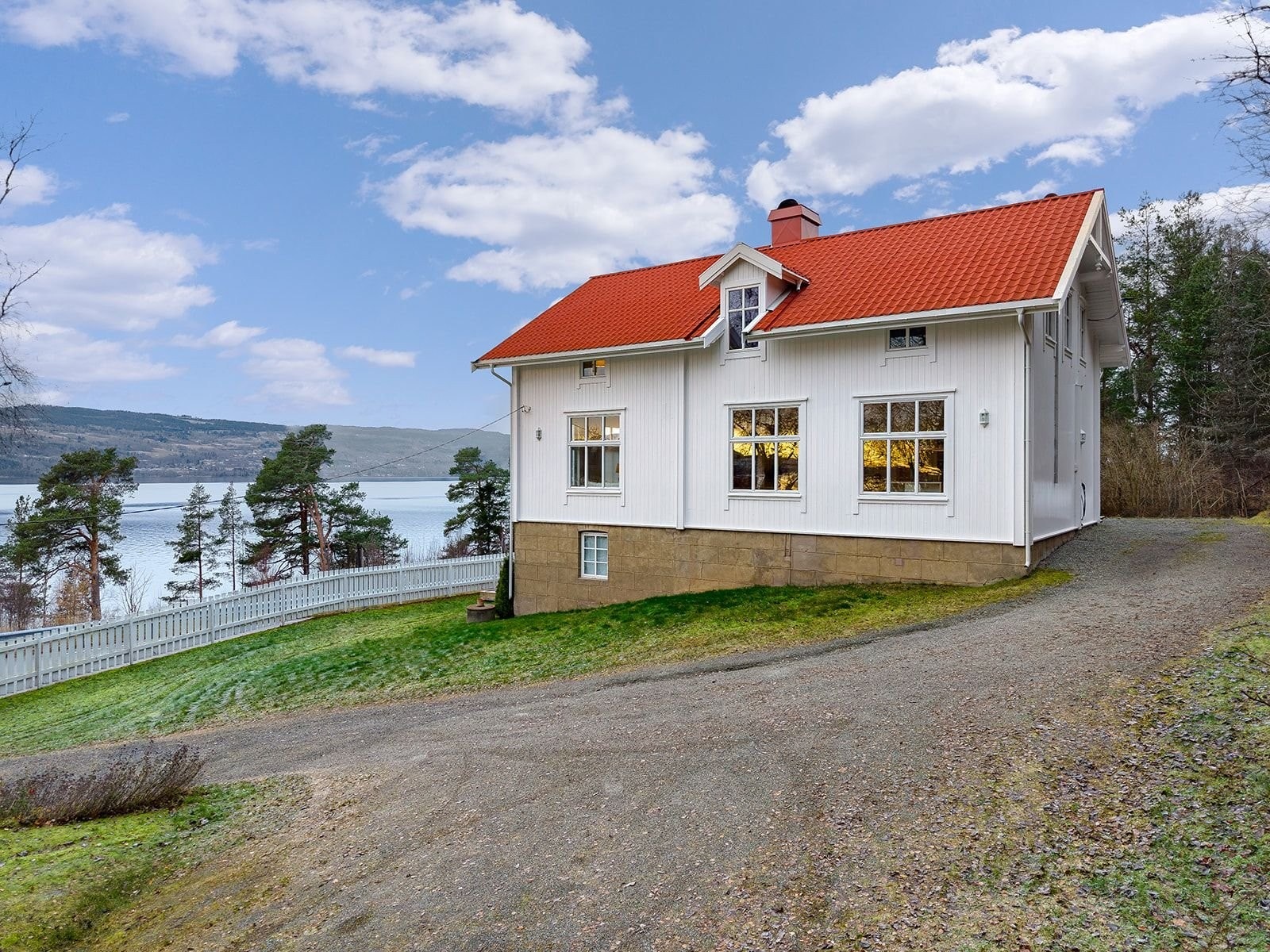 Velkommen til Morskogen og gamle Ulvin Skole! Stor enebolig med utsikt over Mjøsa Galleribilde