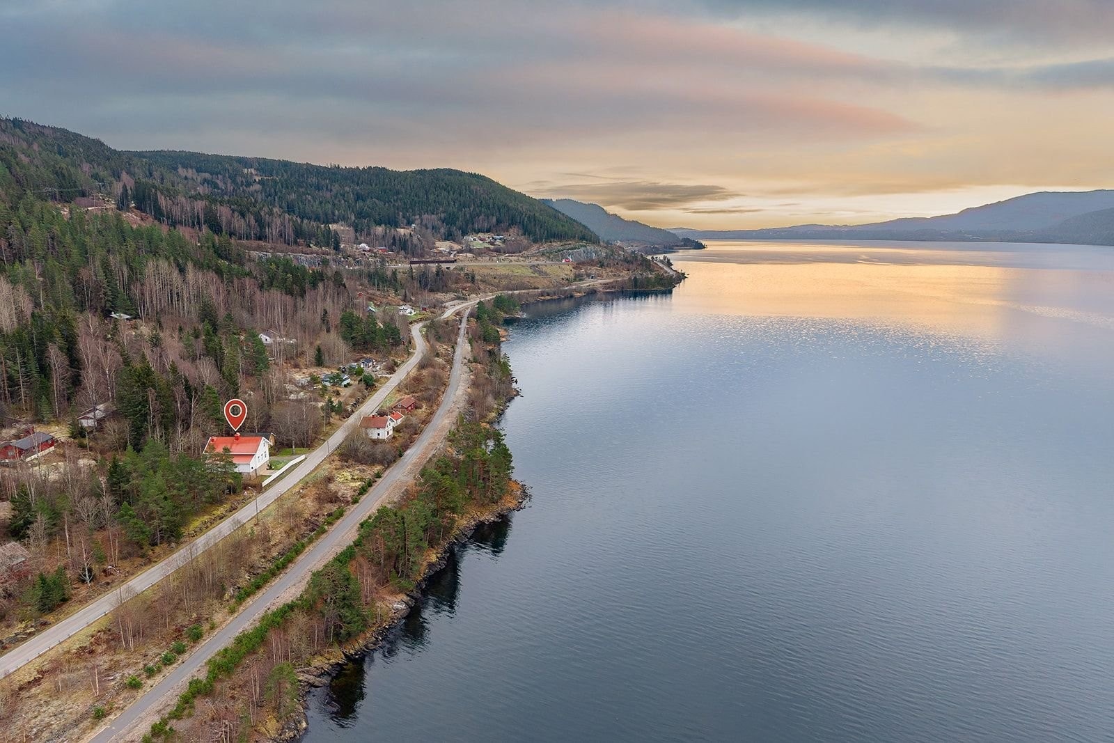 Nedenfor huset har du Mjøstråkk, en gangvei som strekker seg hele veien rundt Mjøsa. Ypperlig til turer og trening. Galleribilde