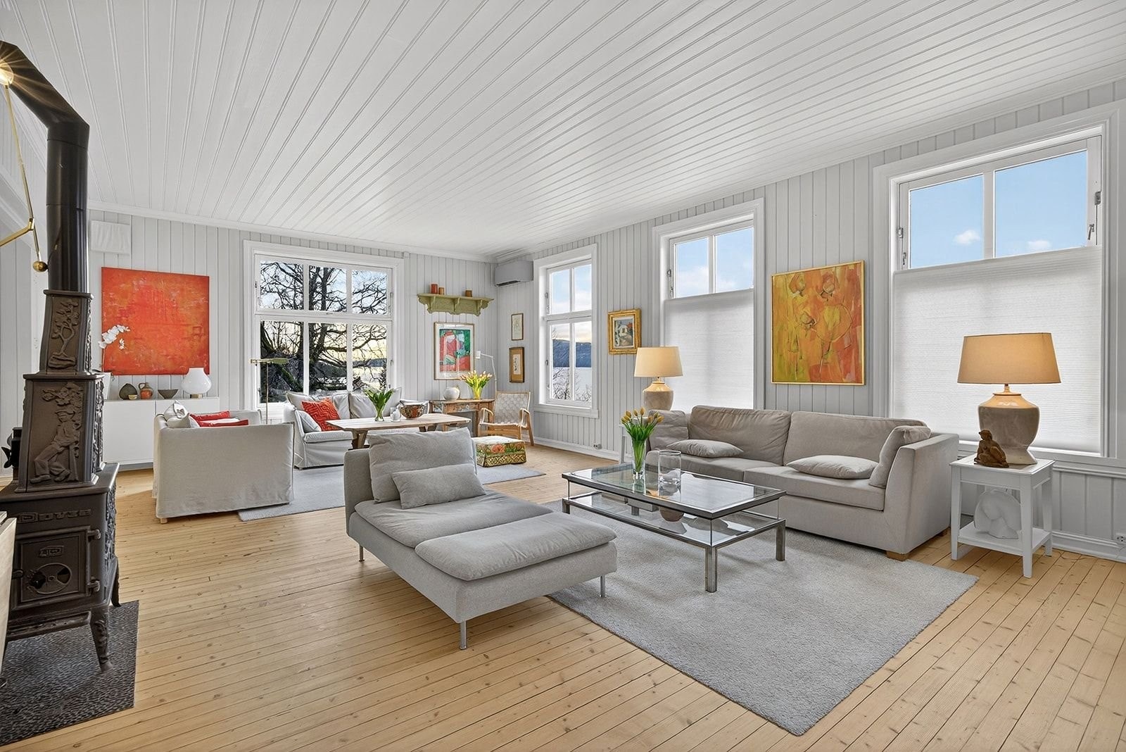 Stuen har varmepumpe og etasjeovn som oppvarmingskilde Galleribilde