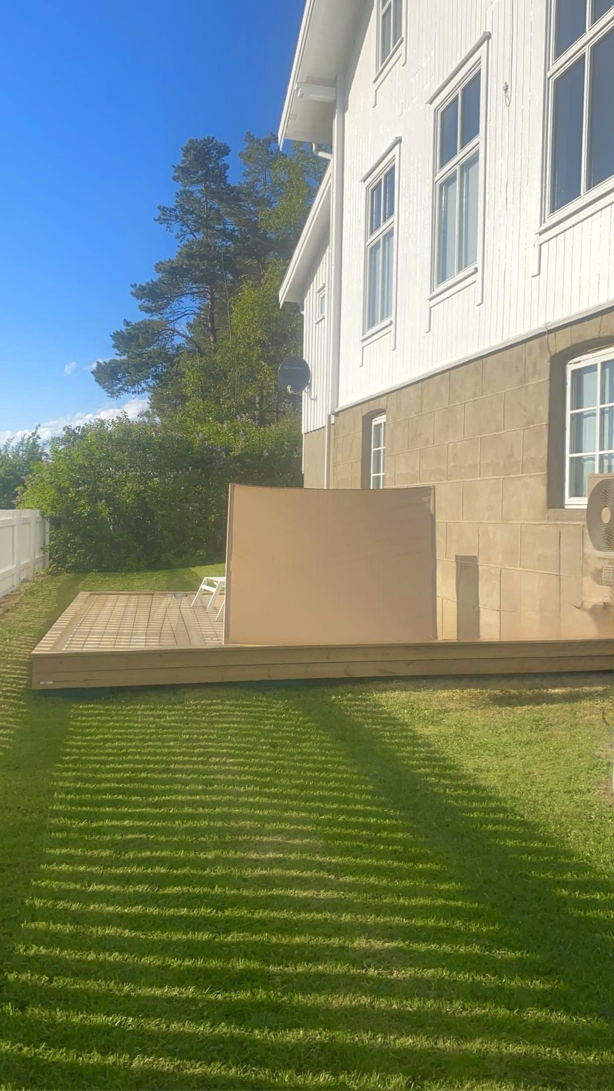 Stor vestvendt platting med god plass til møbelemt. Skjerming mot veien. Privat foto Galleribilde