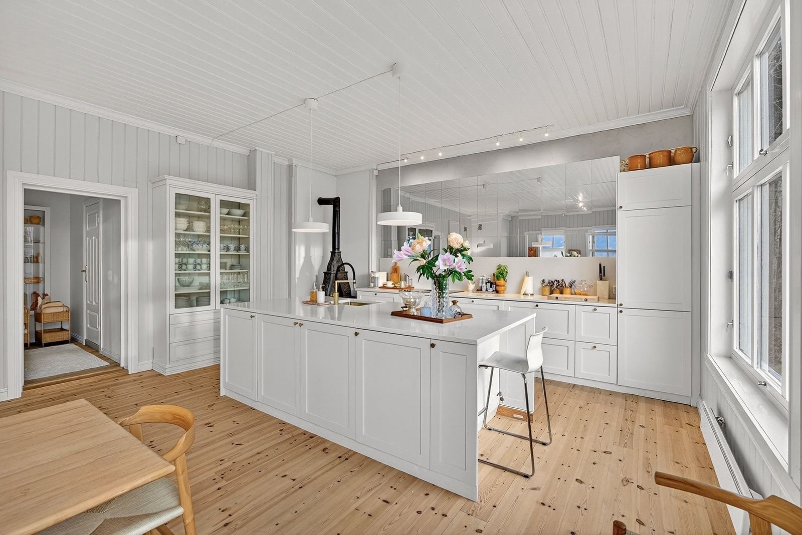 På enden av kjøkkenøya er det sitteplass. Galleribilde