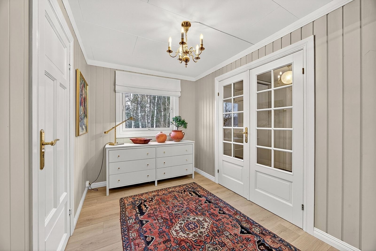 Mellomgang,med en av to dører inn til soverom og walk-in garderobe. Galleribilde