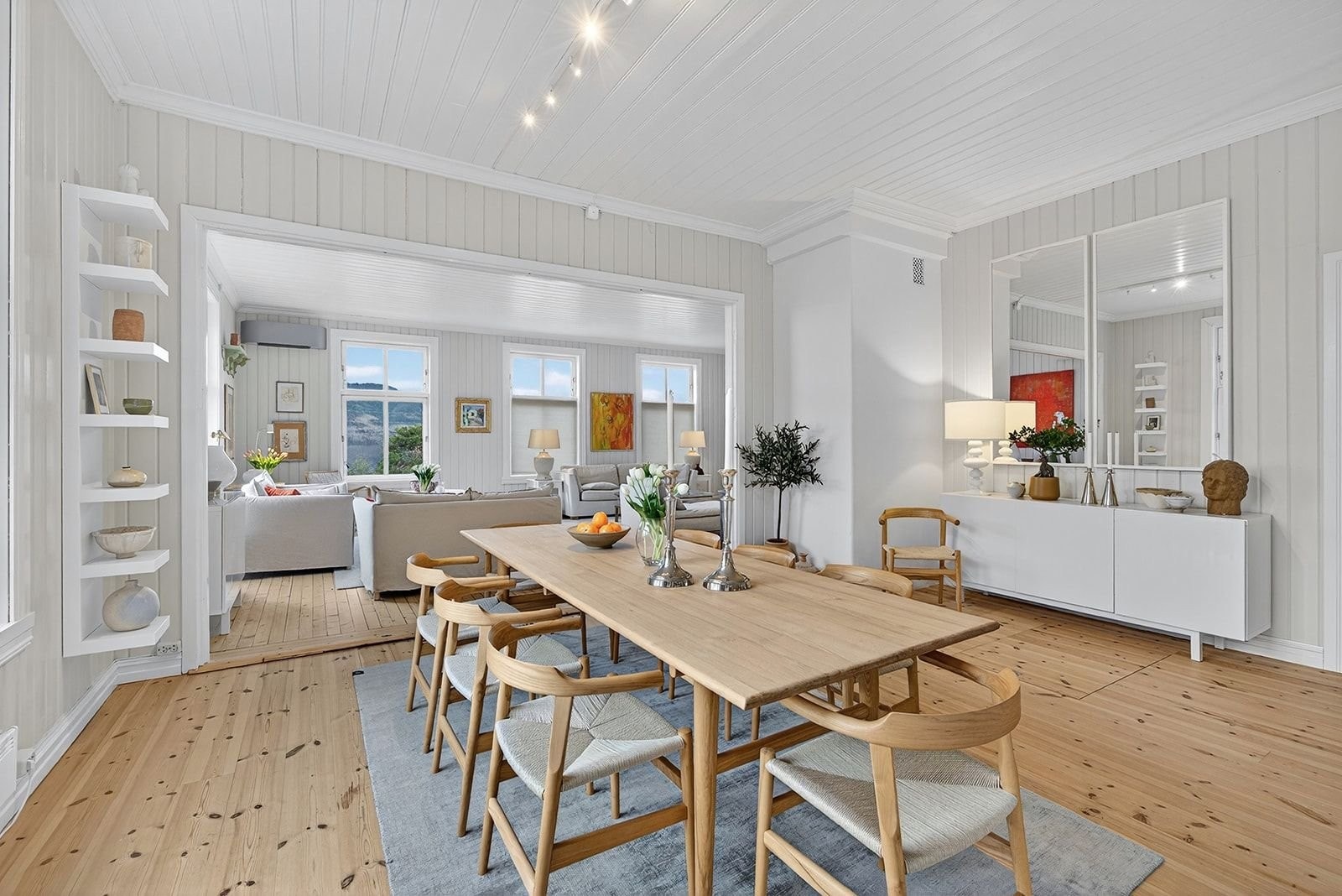 Romslig spisestue. Plass til langbord med opptil 20 sitteplasser. Galleribilde