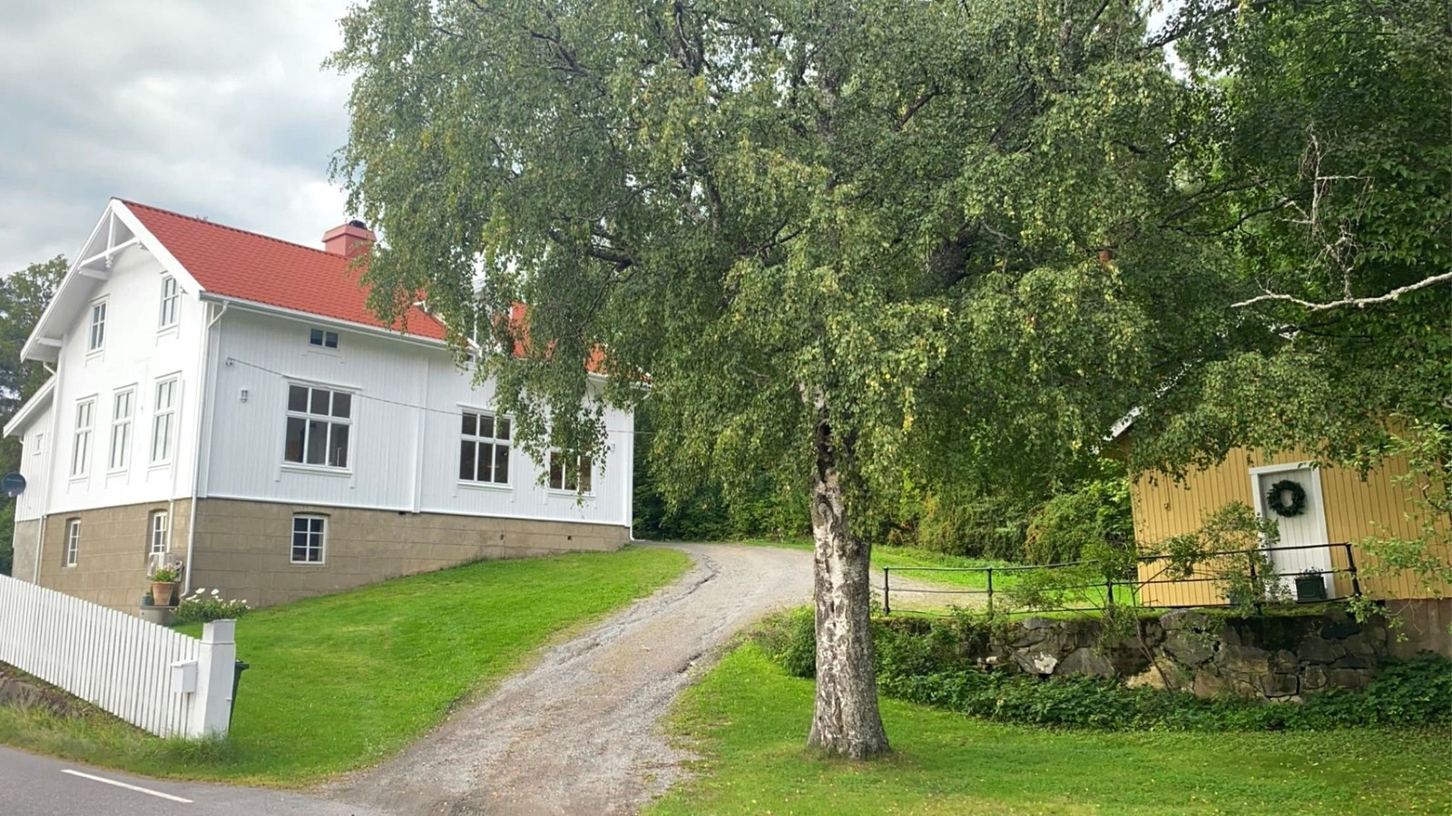 Fasade innkjørsel med uthus. Privat foto Galleribilde