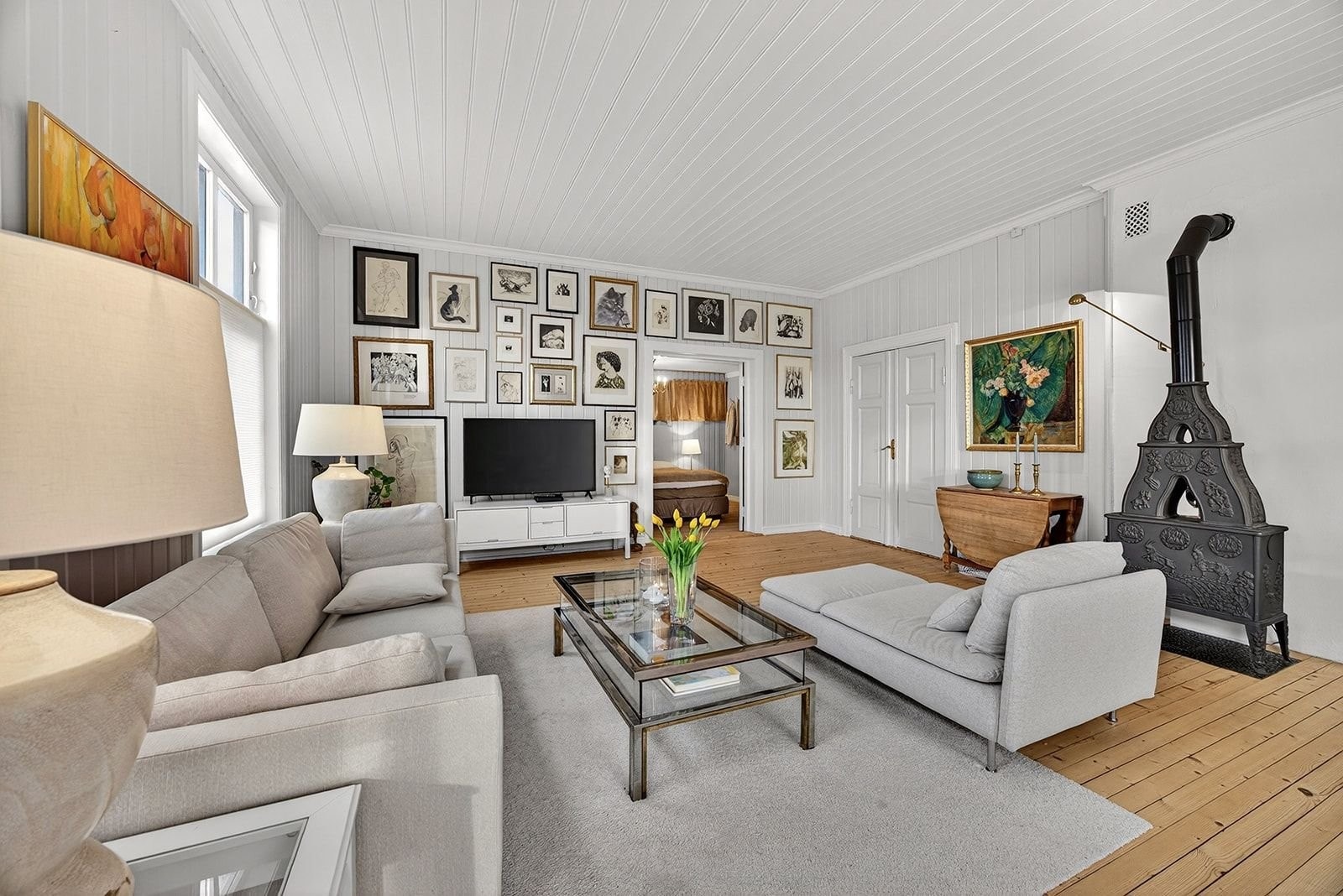 Stuen med 3 meter under taket og vakre doble dører. Galleribilde