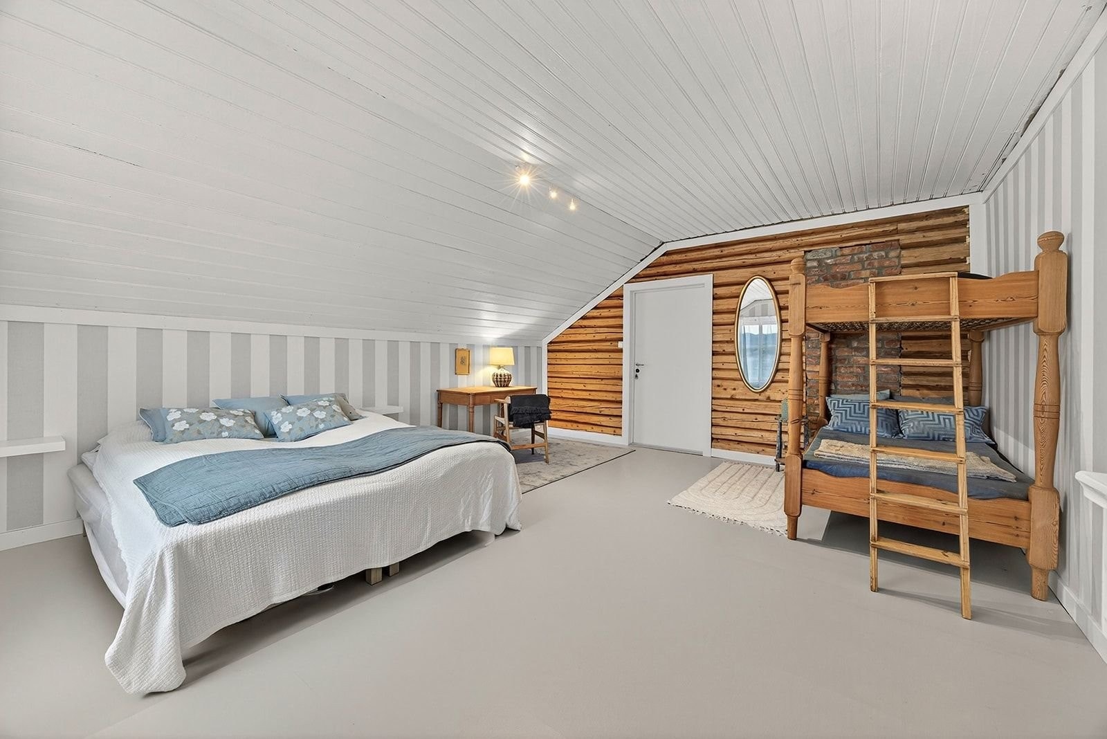 Sjarmerende tømmervegg gir rommet særpreg Galleribilde