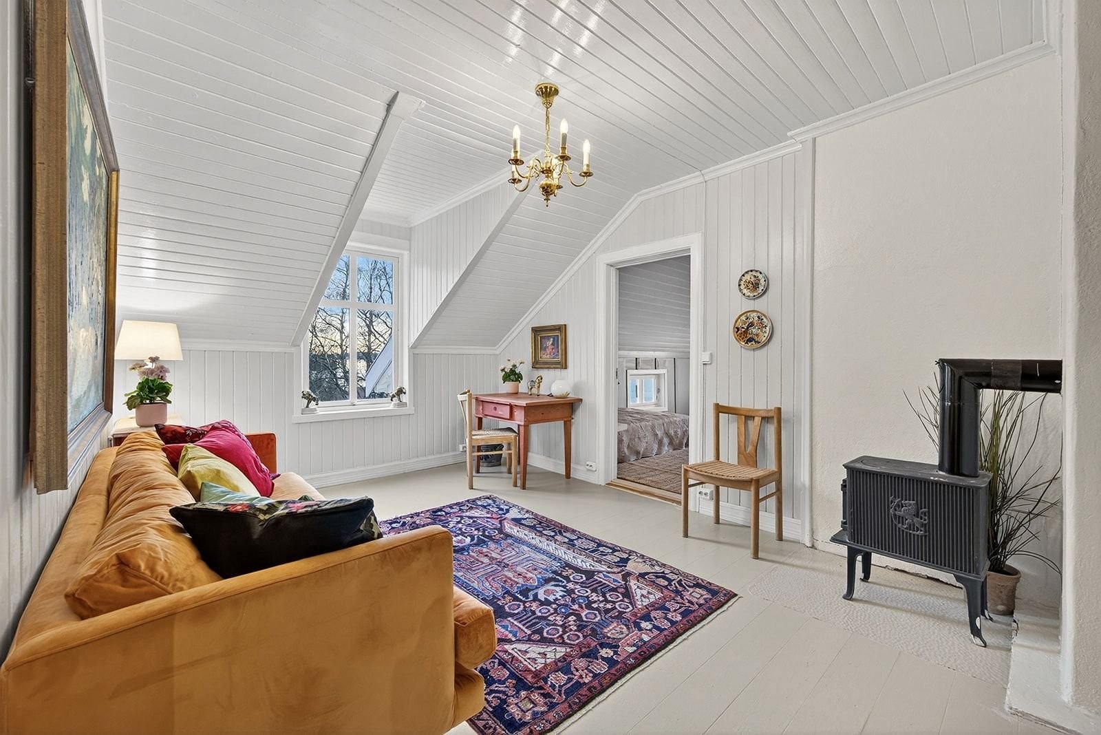 Stue/ innredet rom i 2 etasje med vedfyrt ovn. Galleribilde