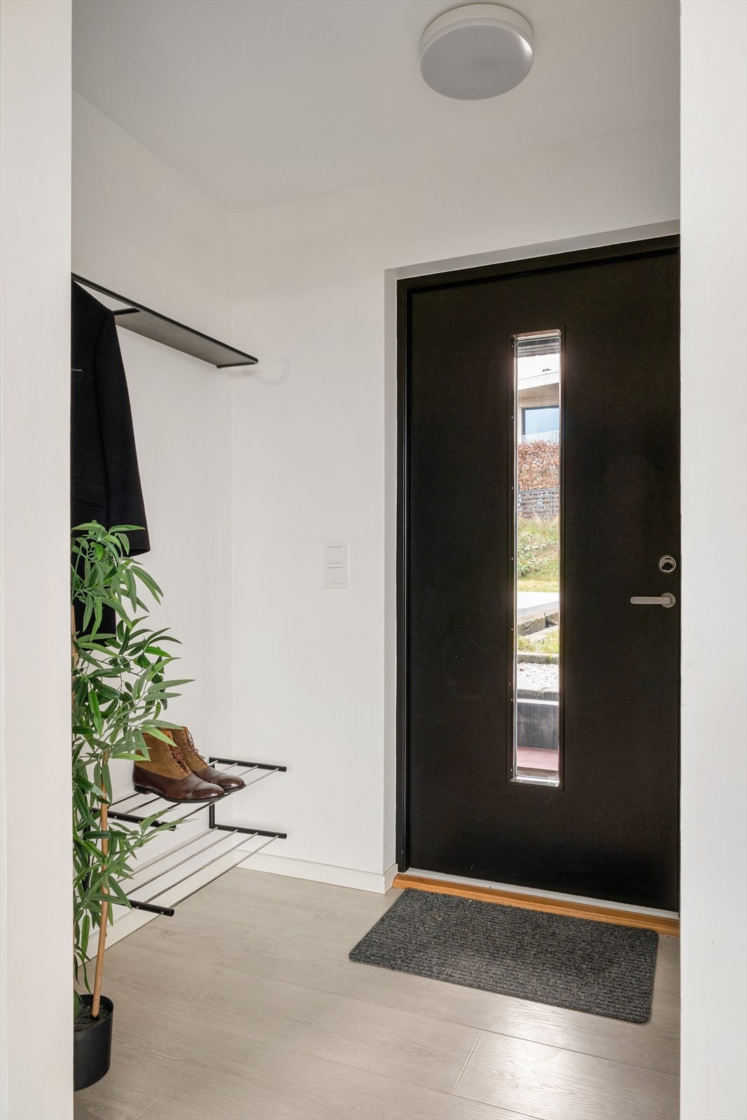 Flott inngangsparti med god plass til og henge fra seg yttertøy. Galleribilde