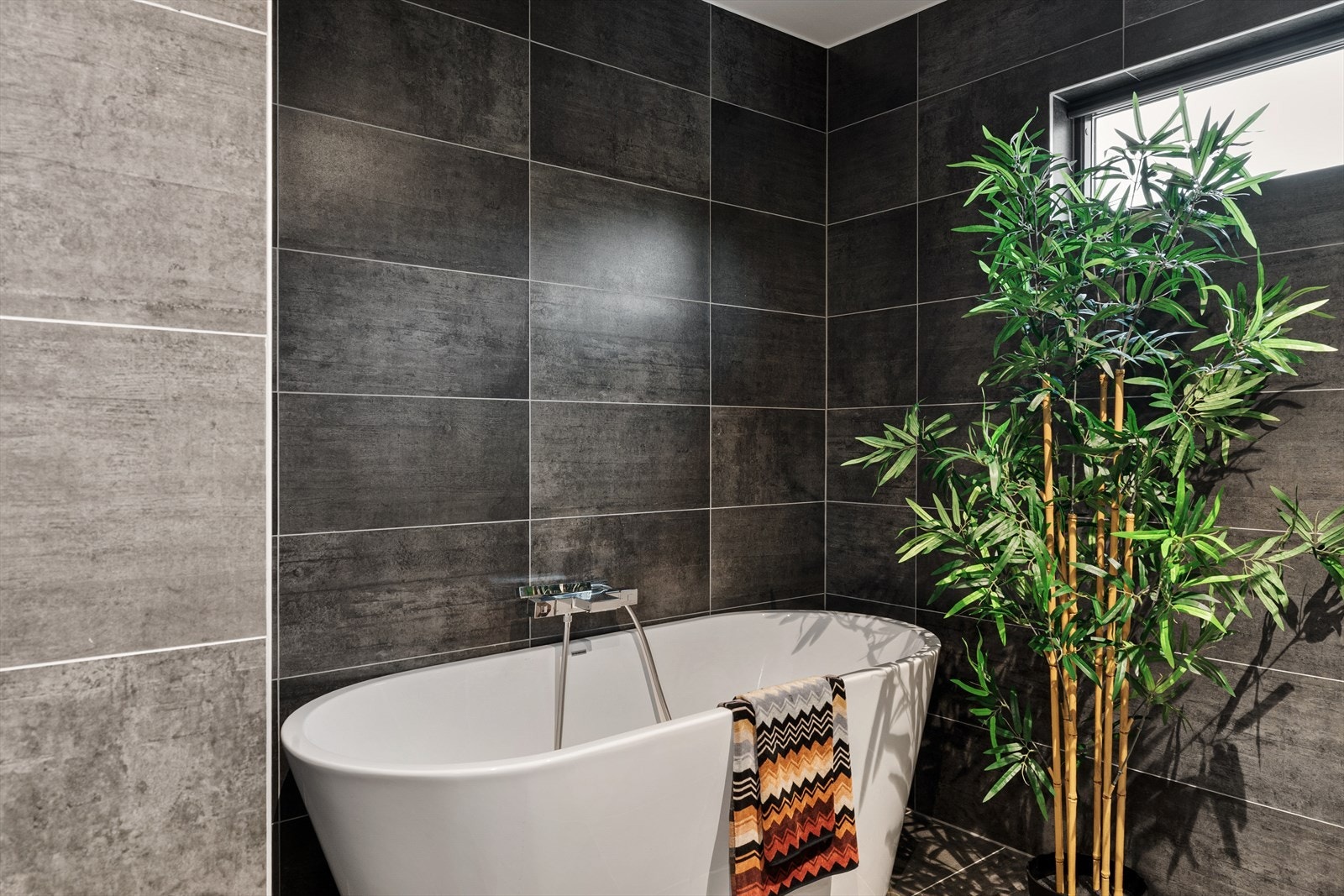 Frittstående badekar som gir rommet et eksklusivt uttrykk. Galleribilde