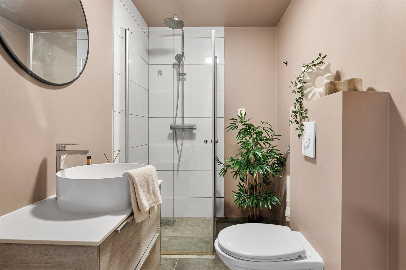 Stilrent bad med dusjsone, moderne innredning og lune fargetoner. Galleribilde