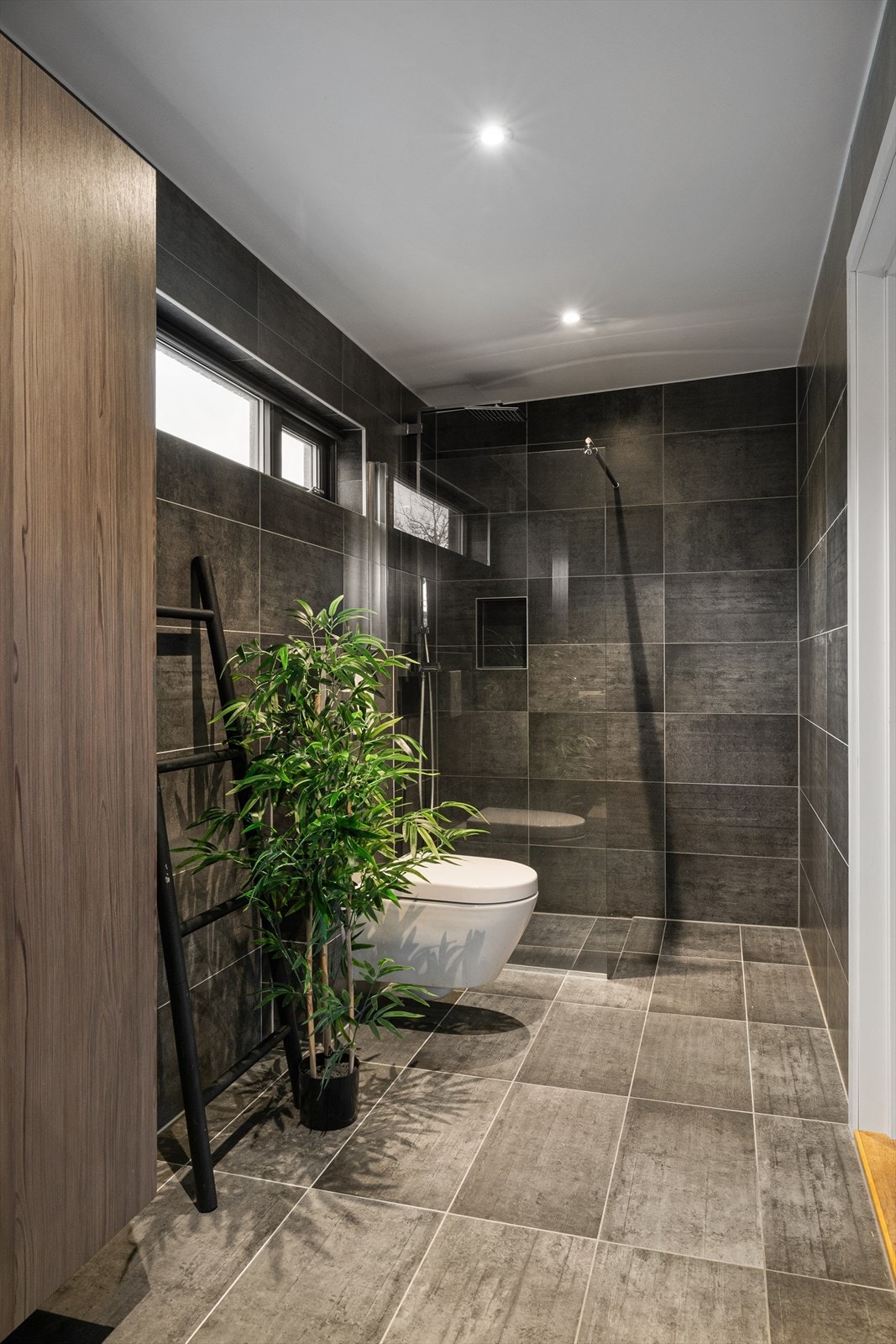 Stilrent og moderne bad med store fliser, walk-in dusj, vegghengt toalett og god romfølelse. Galleribilde