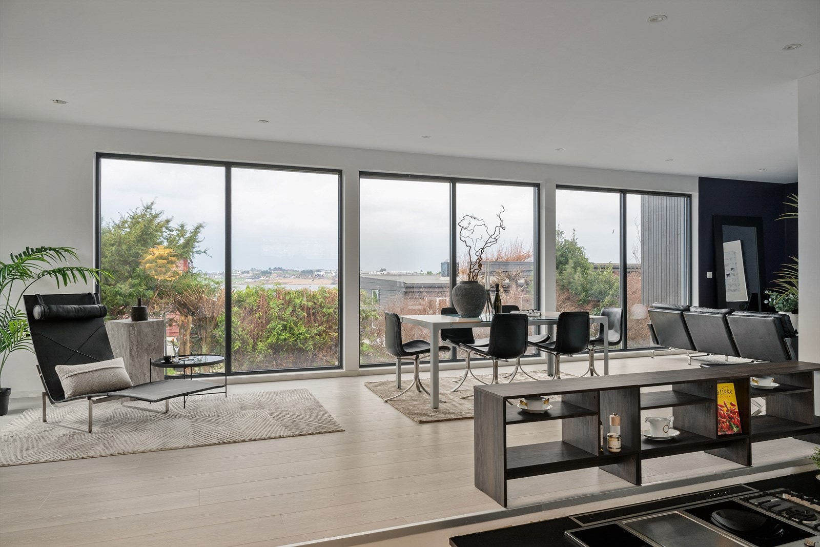 Stue med store vindusflater som gir flott utsyn og en åpen, luftig romfølelse. Galleribilde