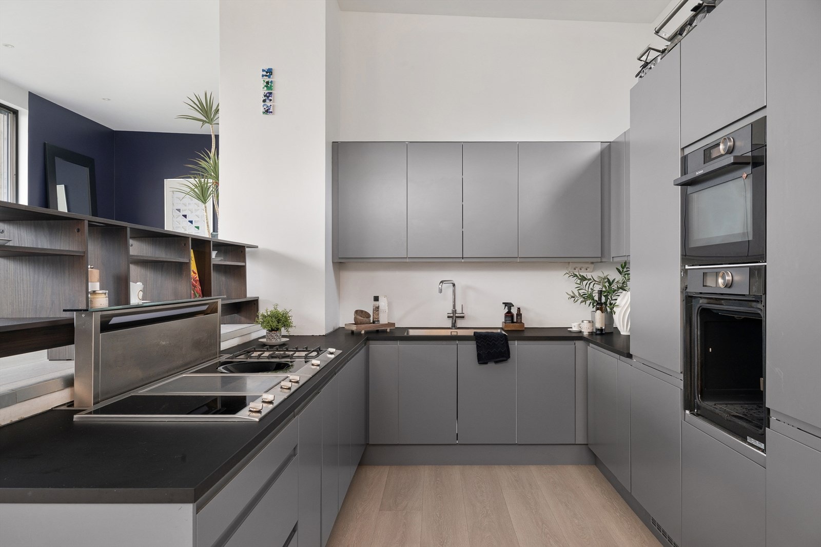 Funksjonelt kjøkken i U-form med rikelig skapplass og integrerte løsninger. Galleribilde