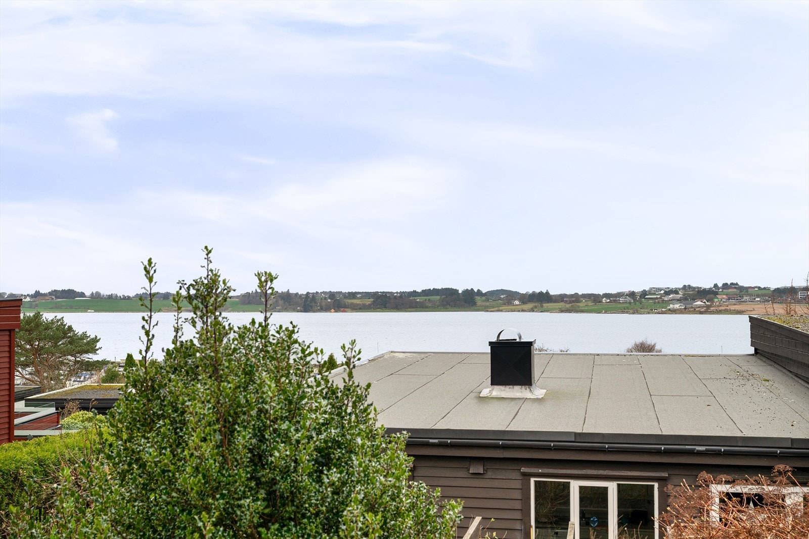 Enebolig på sørvestvendt tomt, idyllisk beliggende innerst i blindvei med flott utsikt over Hafrsfjord. Galleribilde