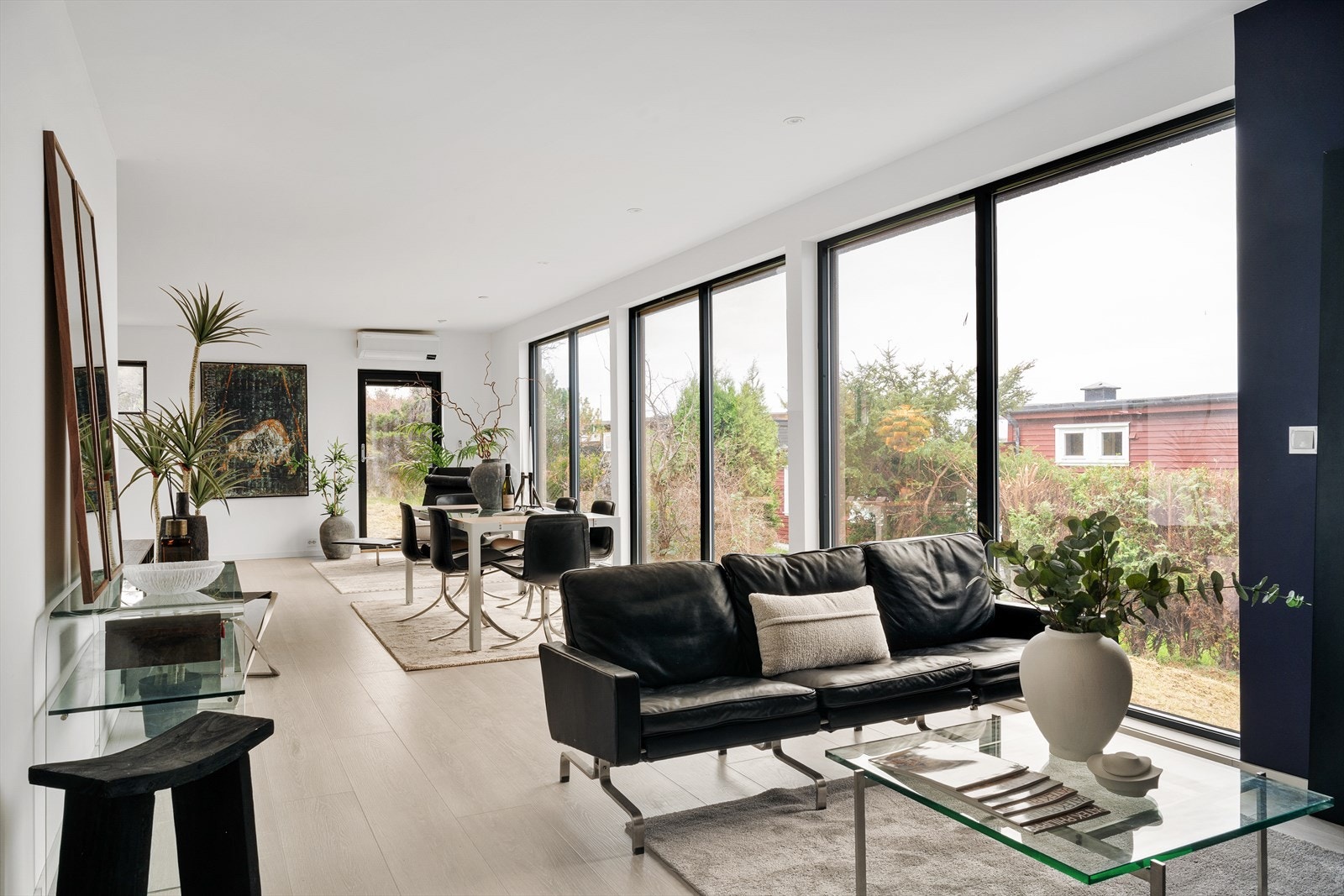 Elegant oppholdsrom med gjennomgående lys, moderne uttrykk og fleksible møbleringsmuligheter. Galleribilde