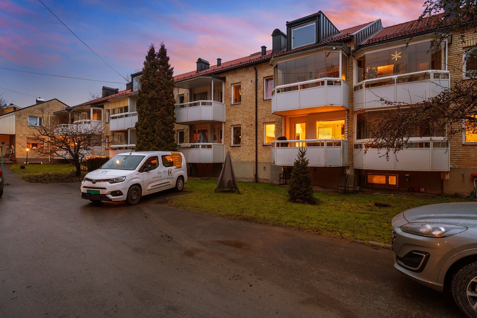 Borettslaget har parkering etter "første man til mølla" prinsippet . Ellers er det gateparkering etter gjeldende bestemmelser, se Oslo kommune sine hjemmesider for mer informasjon Galleribilde