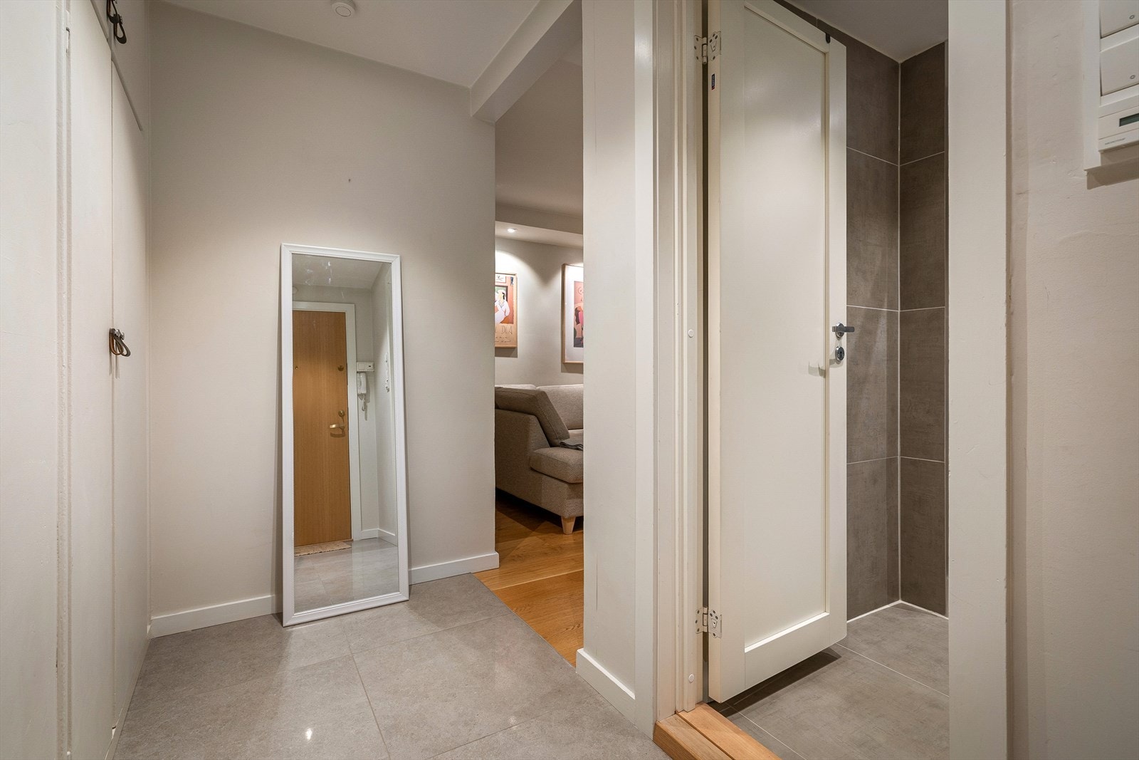 Boligen gir et meget godt førsteinntrykk, og har en romslig entré med innbygd skap med plass til oppbevaring av klær og yttertøy Galleribilde