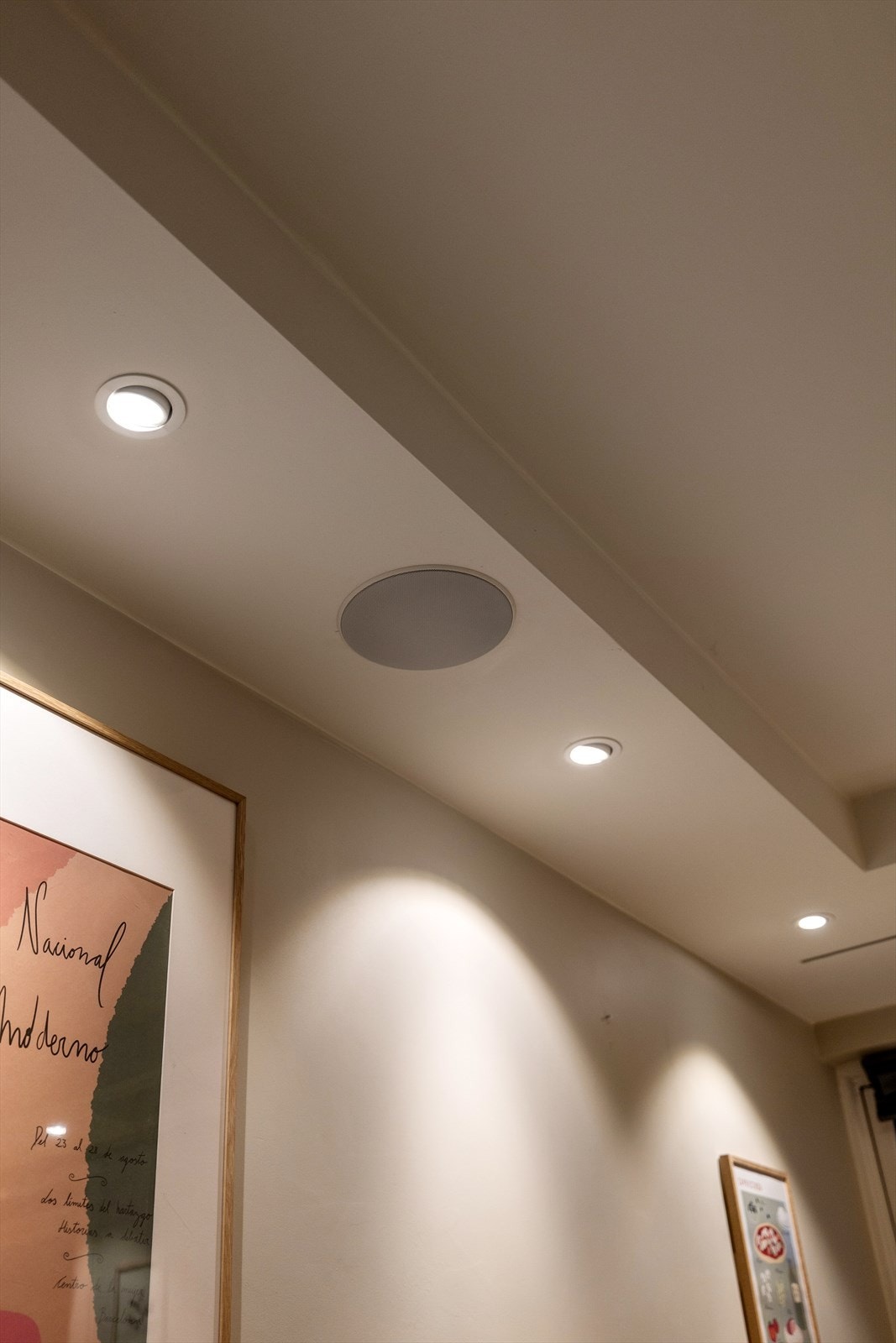 Det er montert høyttalere i himling Galleribilde