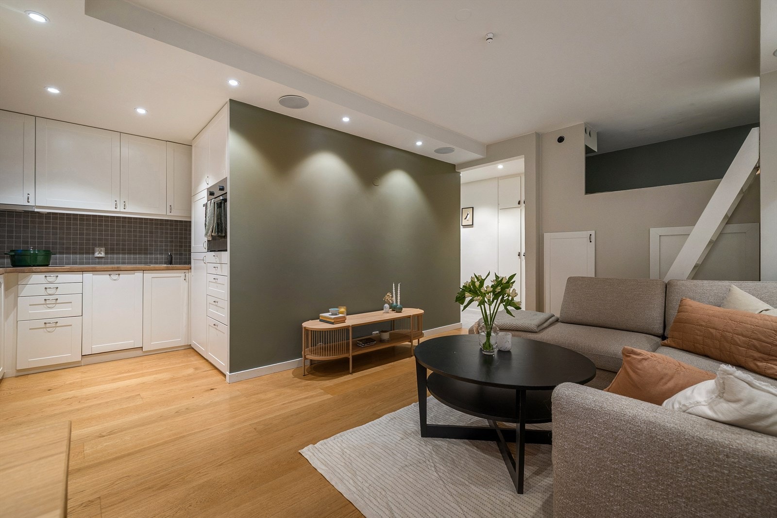 Åpen planløsning mellom stue og kjøkken som bidrar til en god romfølelse Galleribilde