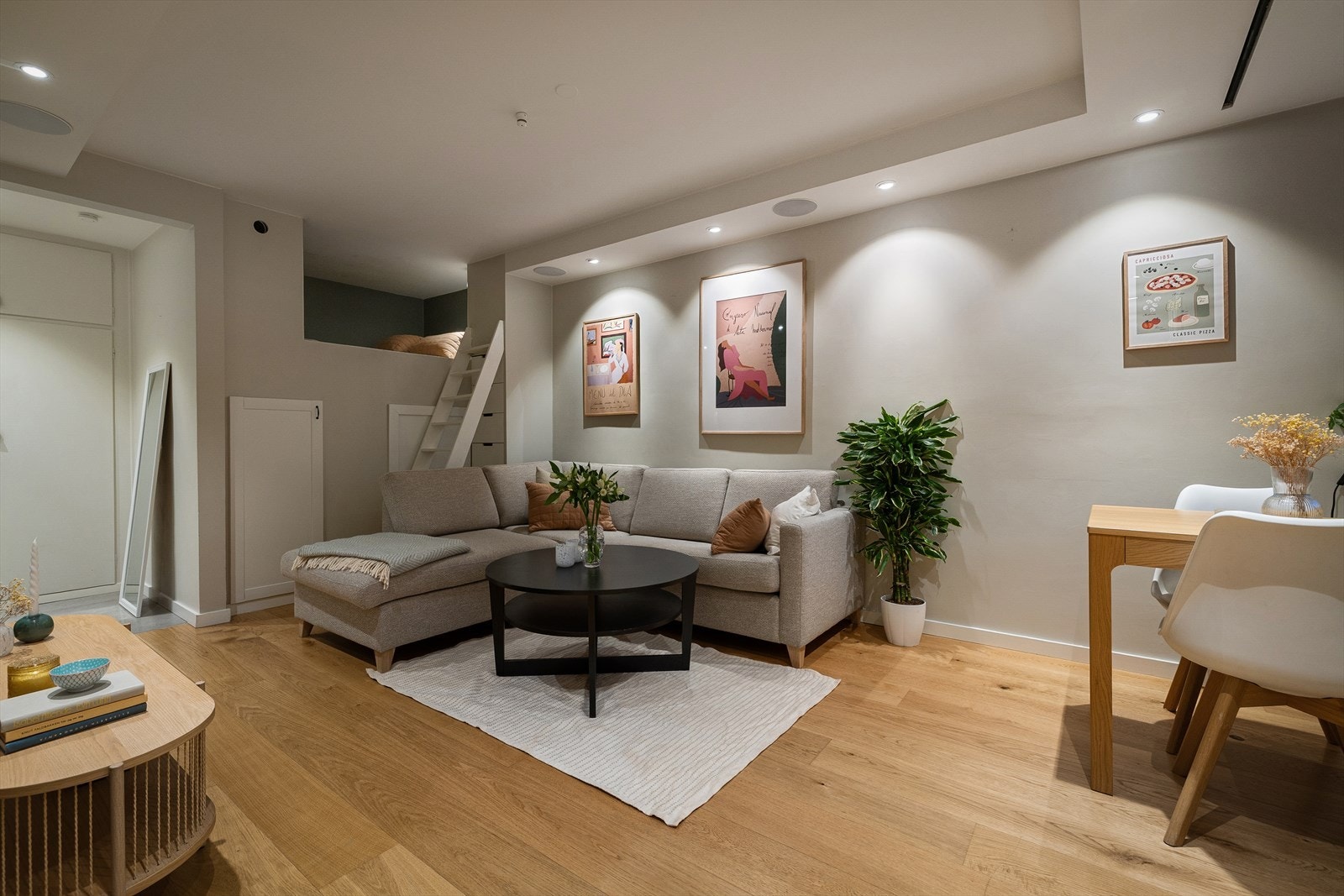 Lys og innbydende stue med spesielt gode oppbevaringsløsninger Galleribilde