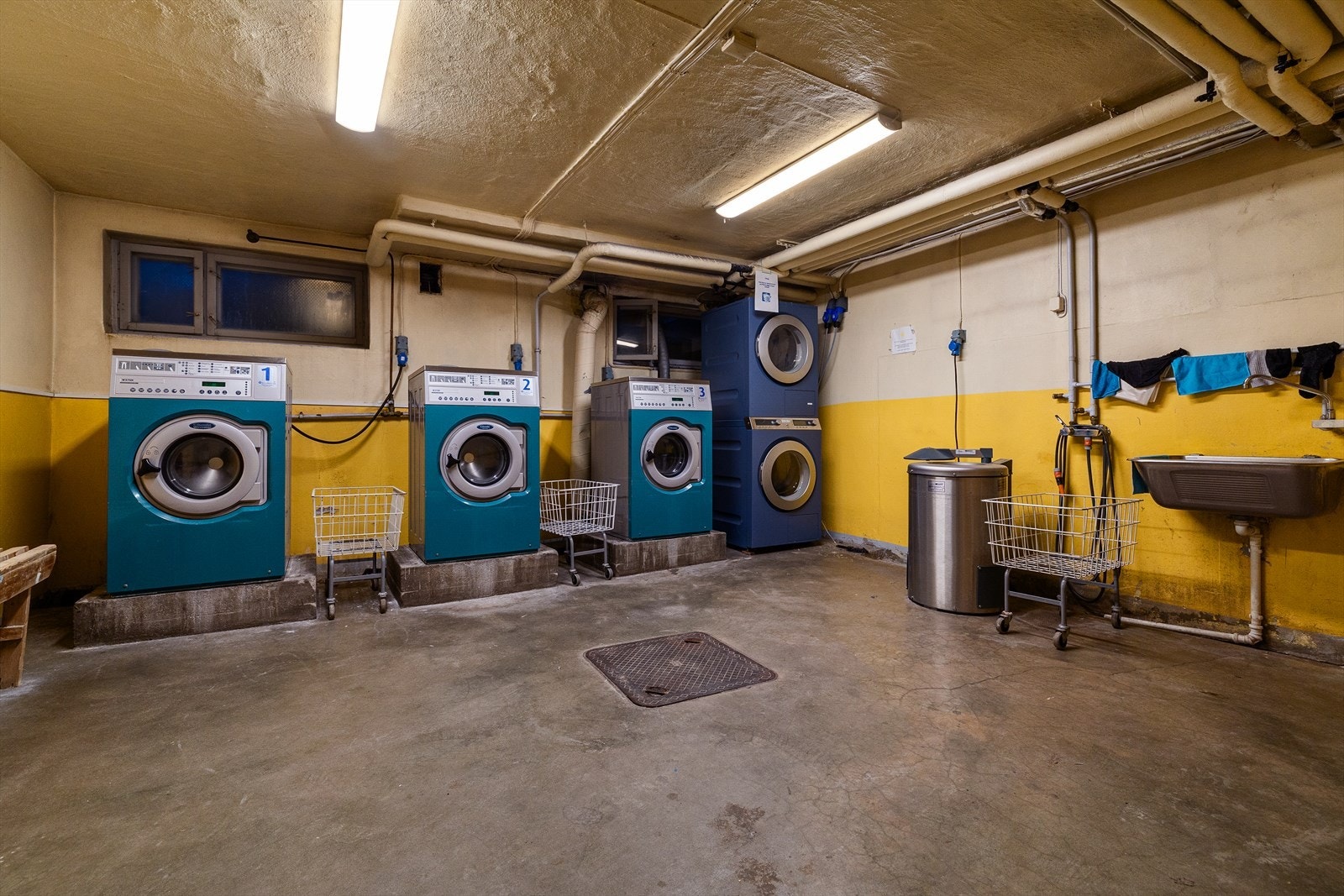 Det finnes et stort fellesvaskeri i bygget Galleribilde