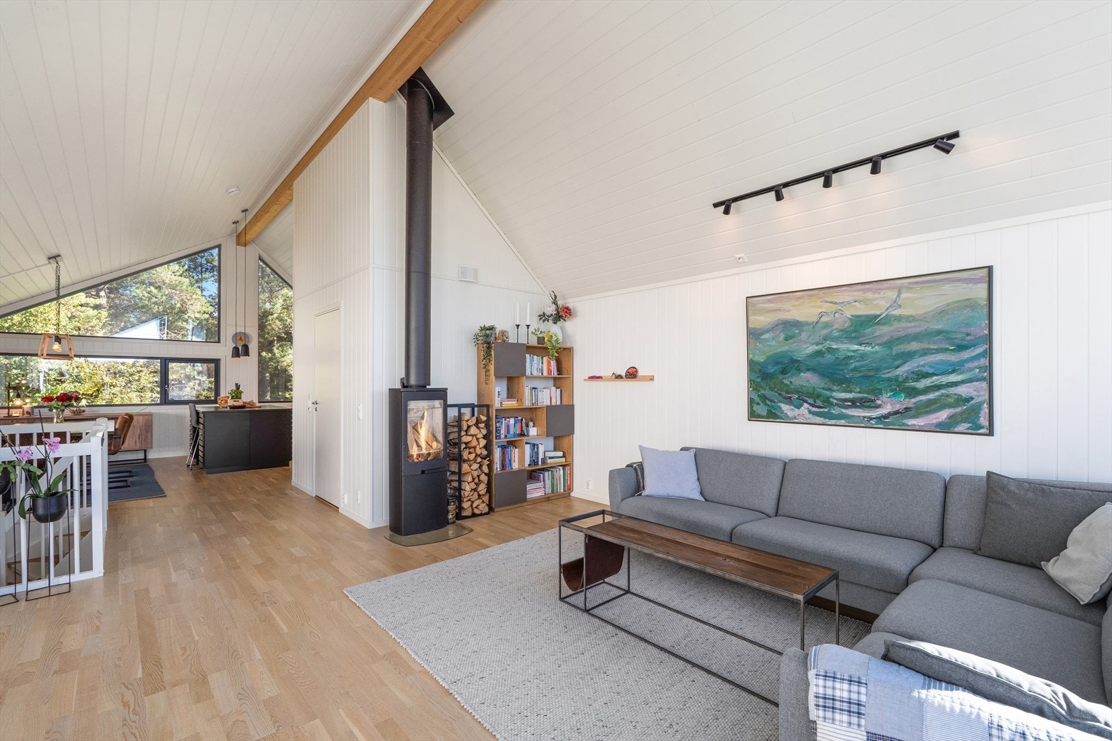 Stuen har en moderne vedovn med stålpipe som gir både varme og hygge på kalde dager. Galleribilde