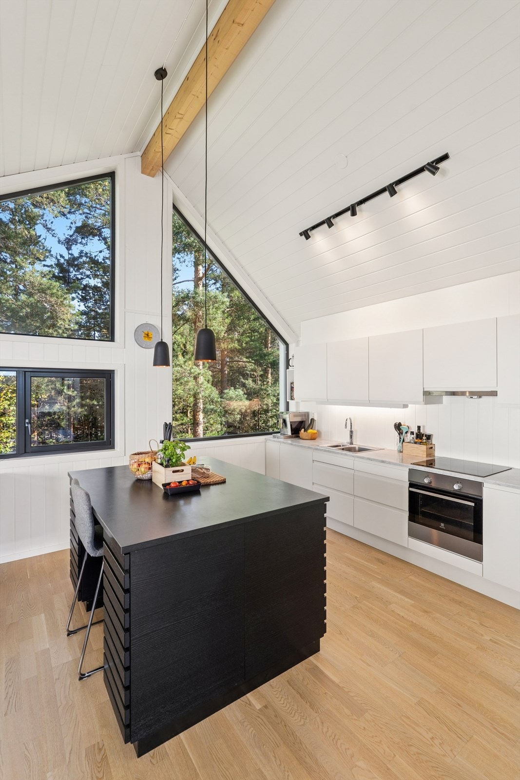 Kjøkken med en flott kjøkkenøy og stor benkeflate. Galleribilde