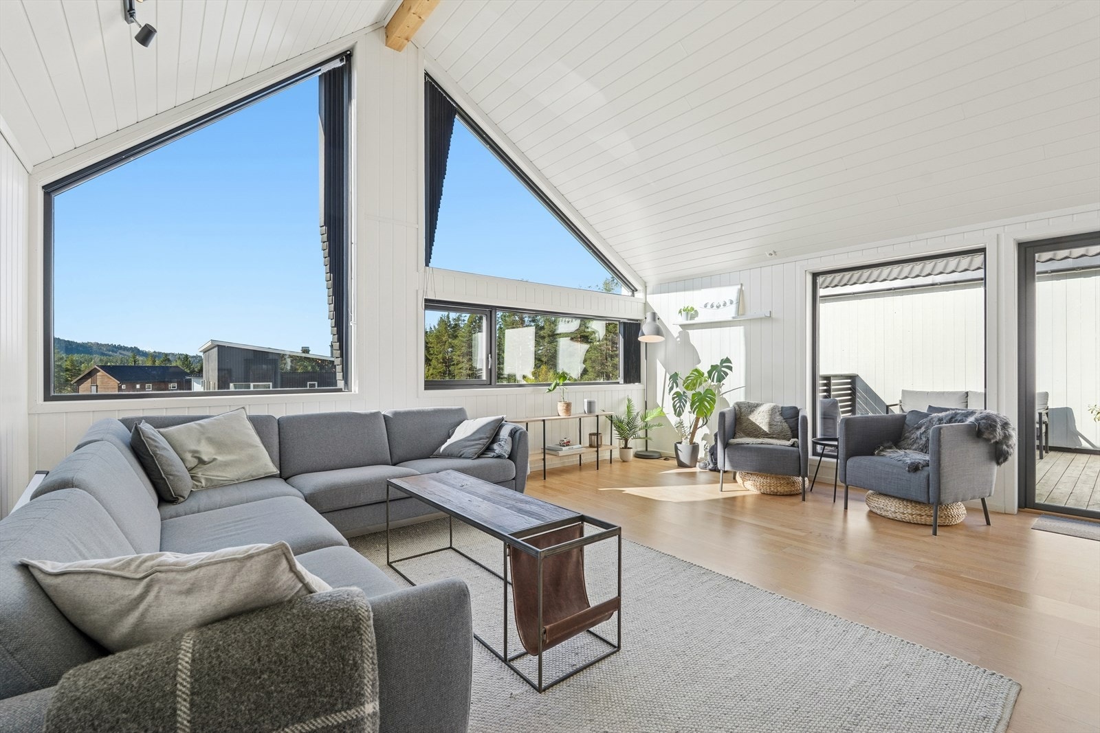 Romslig stue med fancy gardiner, spesiallaget for vinduene. Godt takhøyde og godt med plass for møblering. Galleribilde