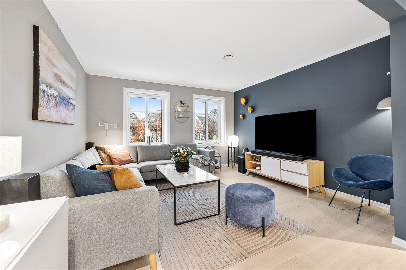 Rommet har mange muligheter for møblering og kan fungere som både stue, TV-stue og spisestue. Galleribilde