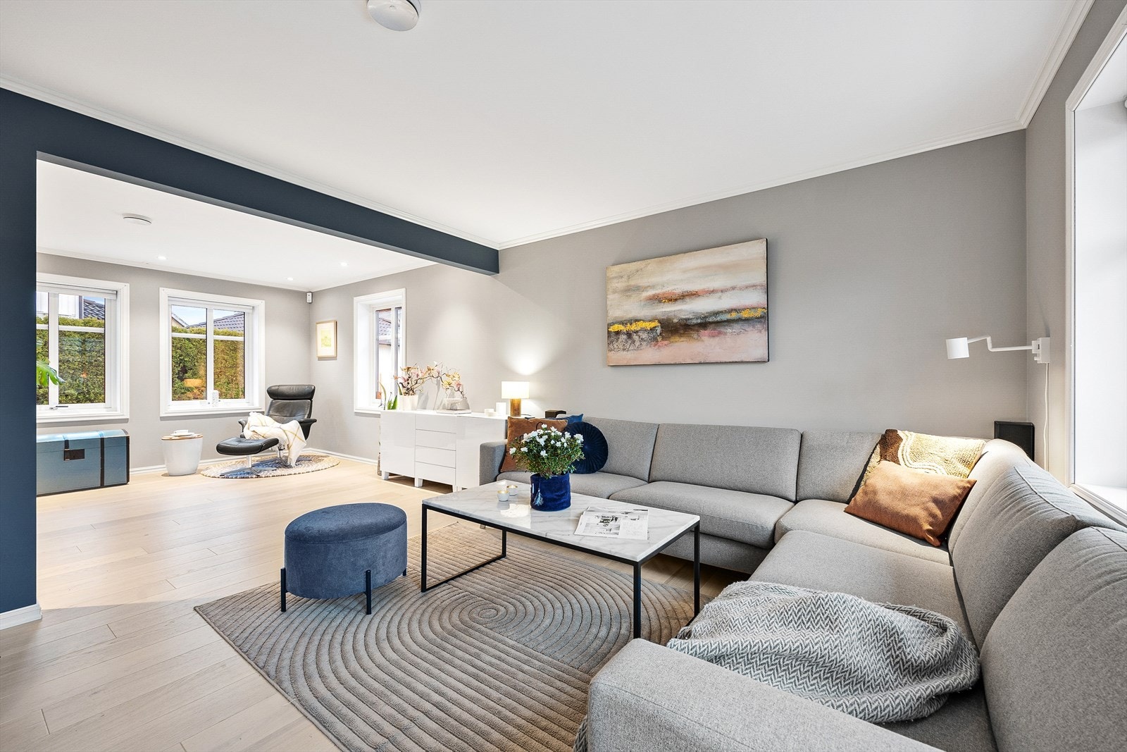 Her er det god plass til både spisestue, loungeavdeling og lesekrok. Galleribilde