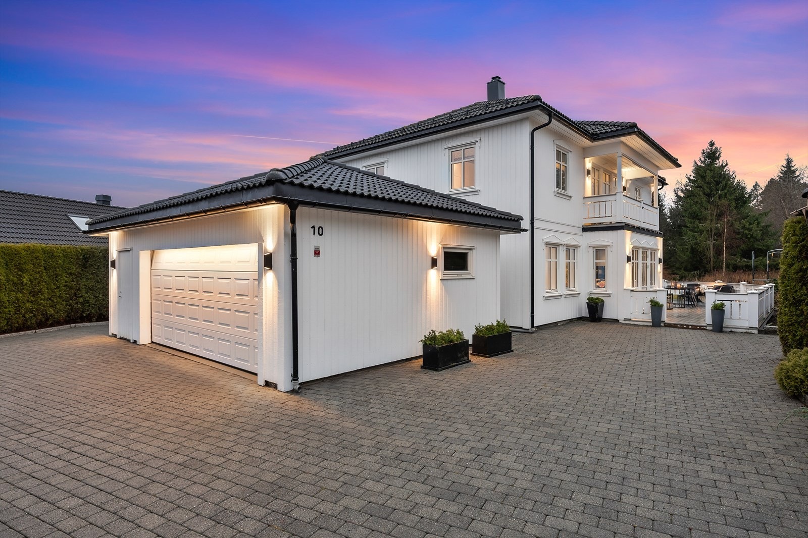 Dette er en innbydende og pen enebolig med garasje og steinbelagt uteområde. Foto er tatt av Espen Edin. Galleribilde