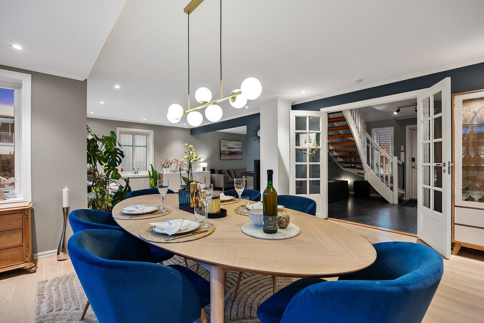 Stue og spisestue i åpen løsning med kjøkken og med utgang til terrasse. Galleribilde